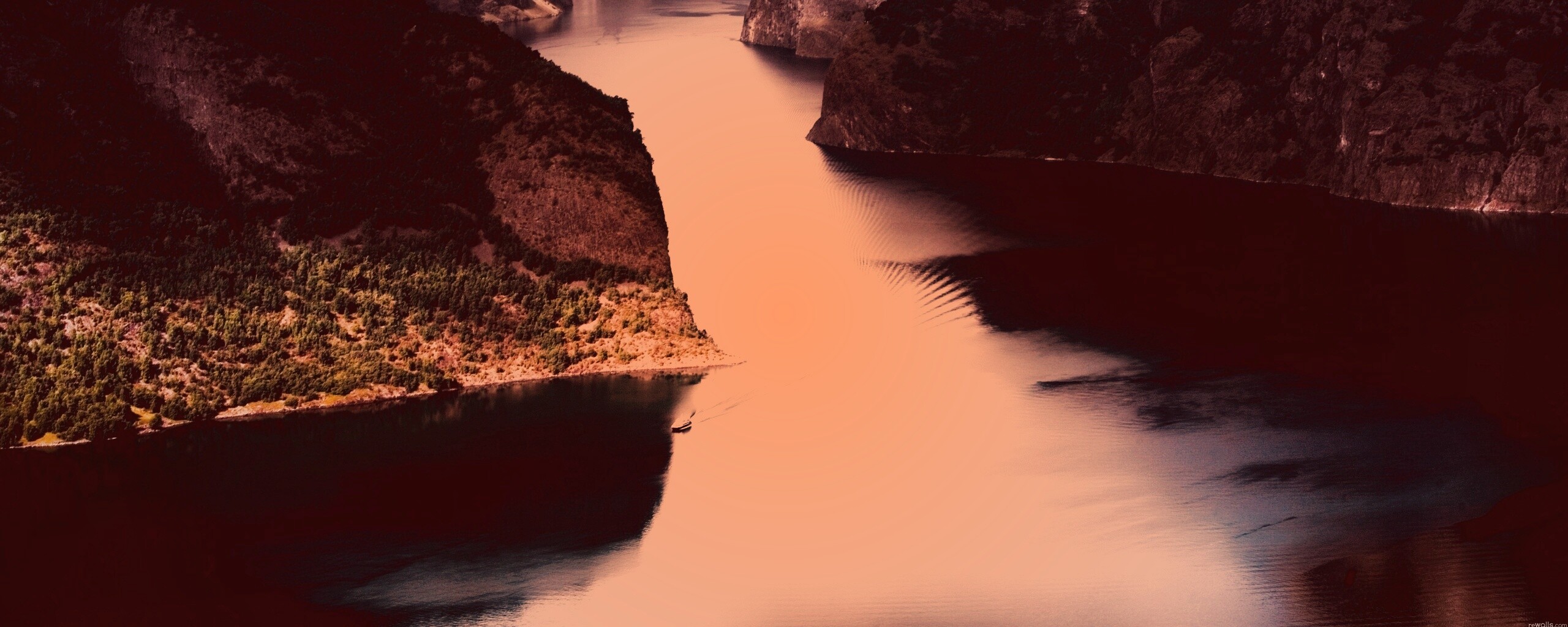 Лодка на реке среди высоких гор обои