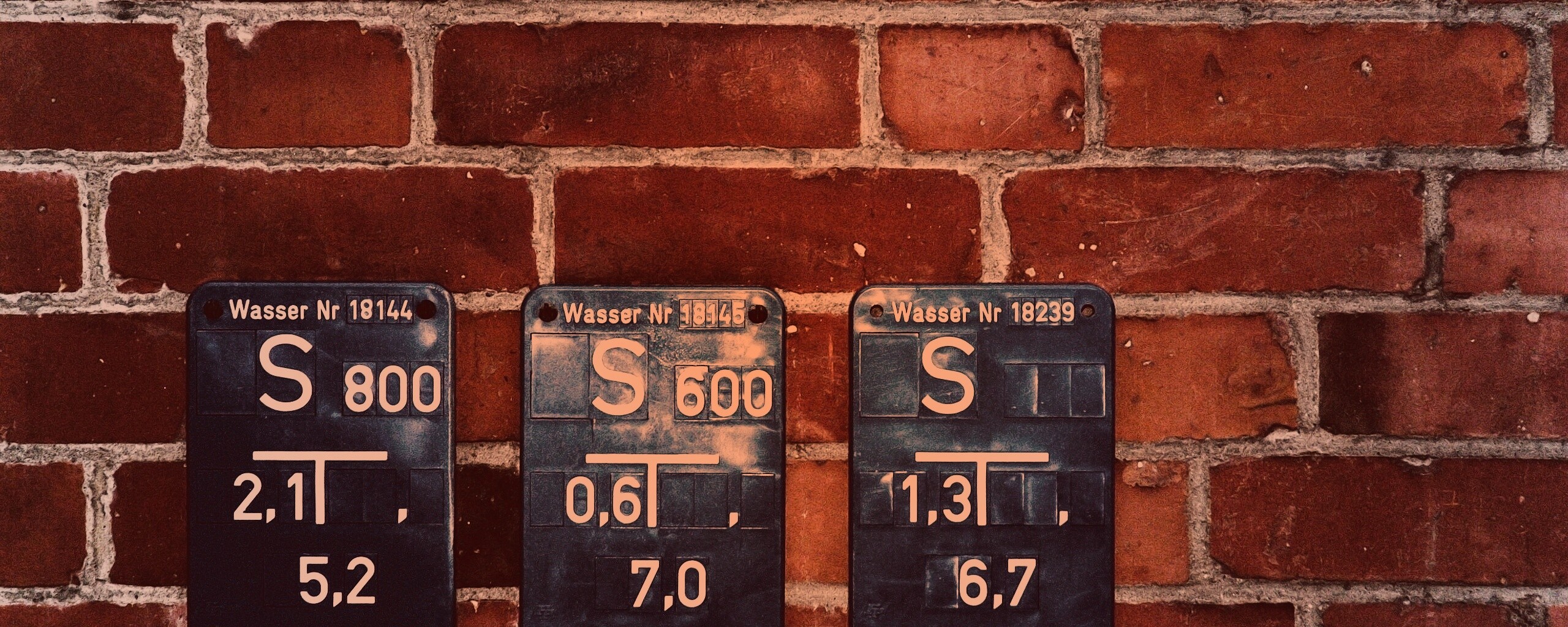 Стена с обозначениями обои