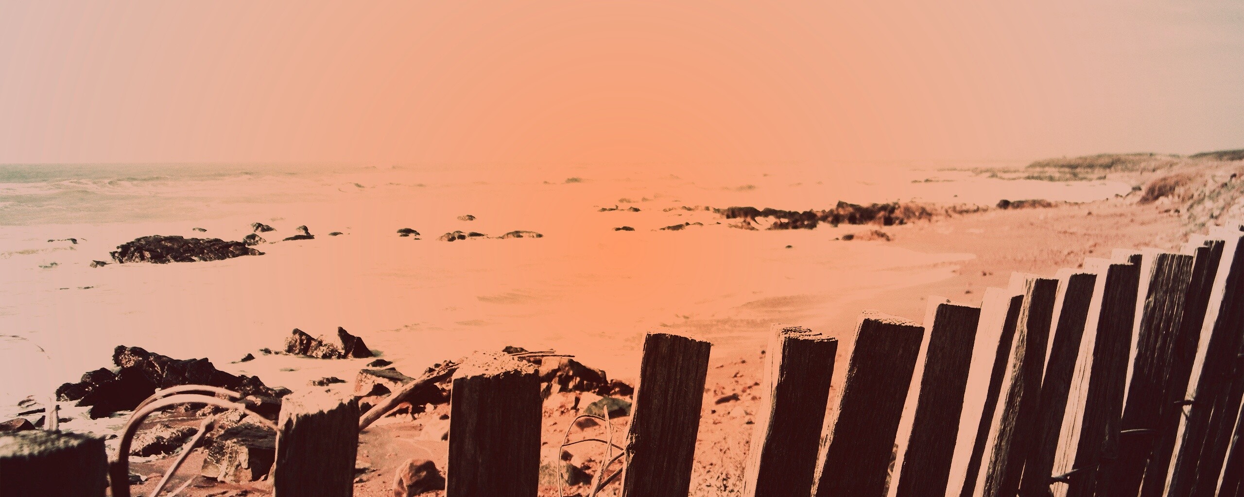 Закрытый пляж за забором обои