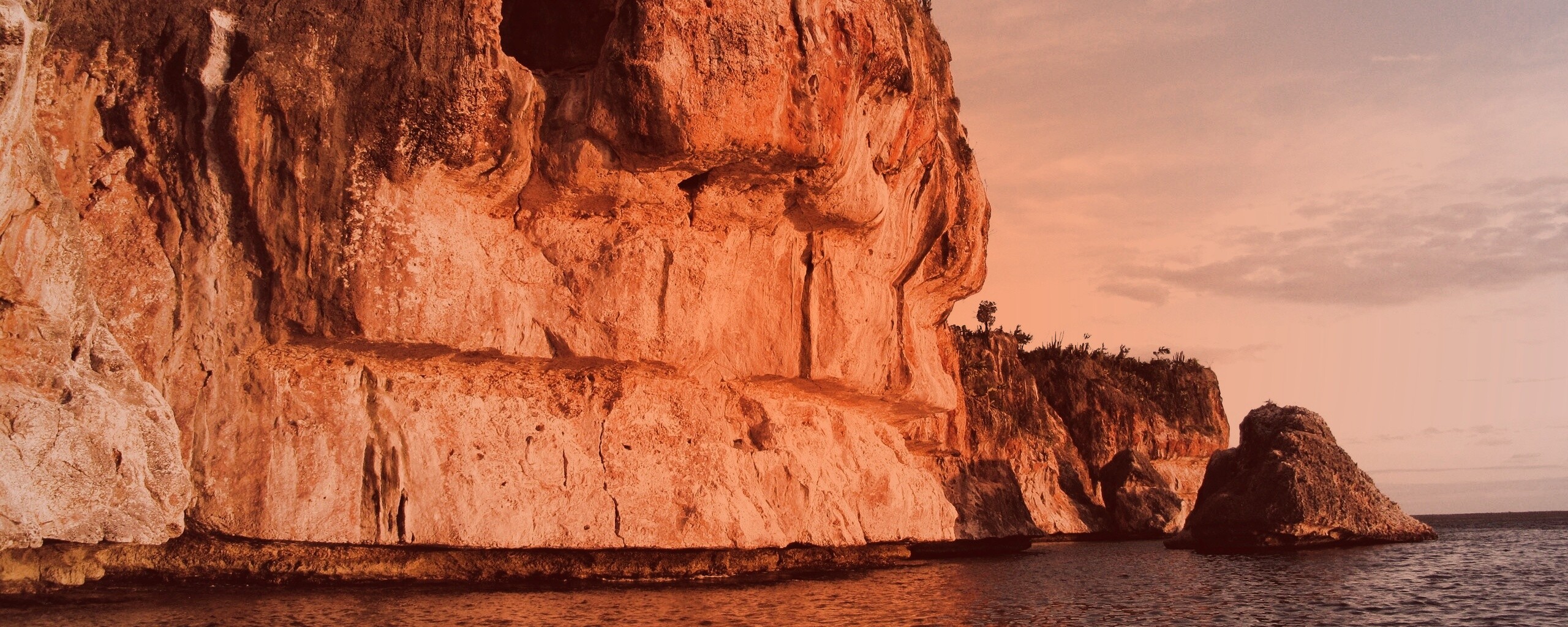 Пещера в скале над морем обои