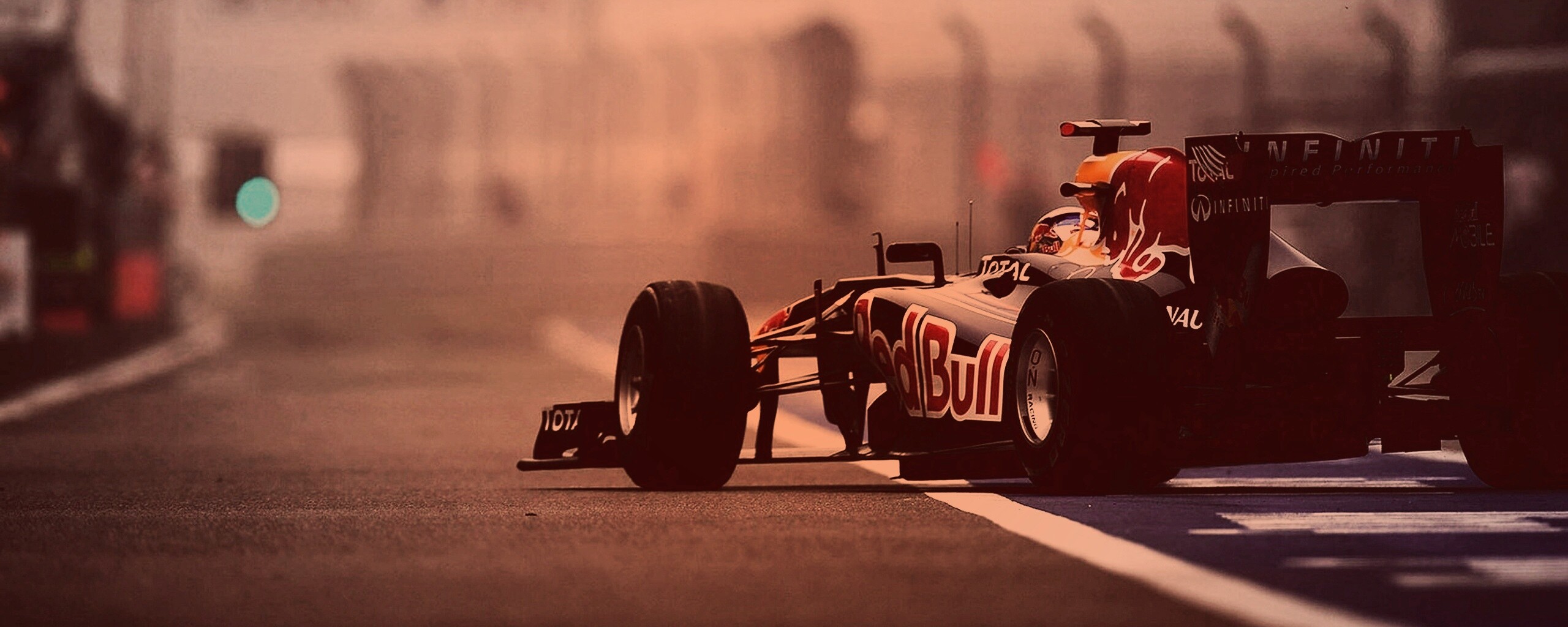 Болид выезжает на трассу обои