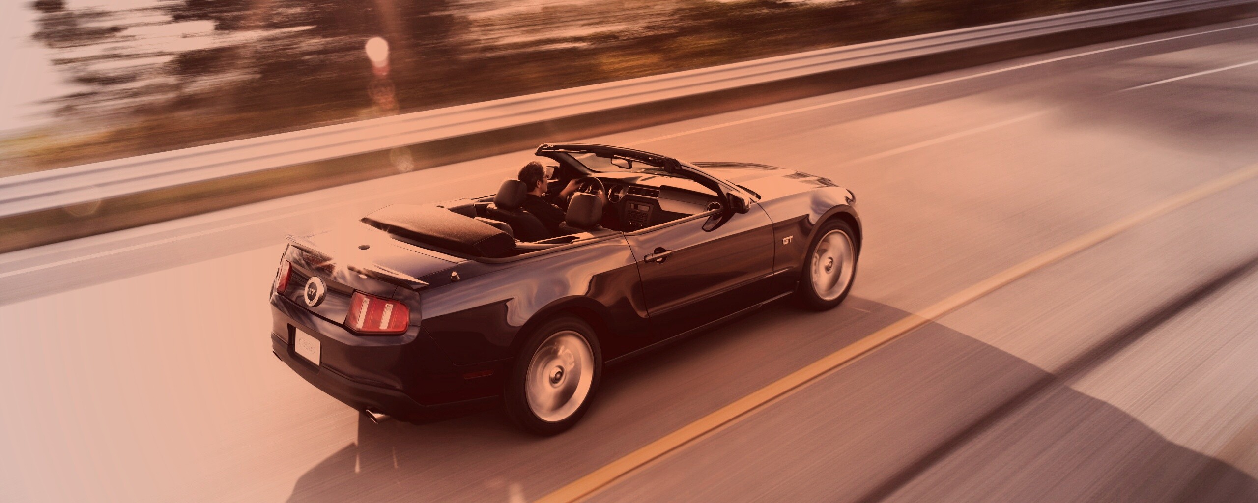 Машина на трассе обои