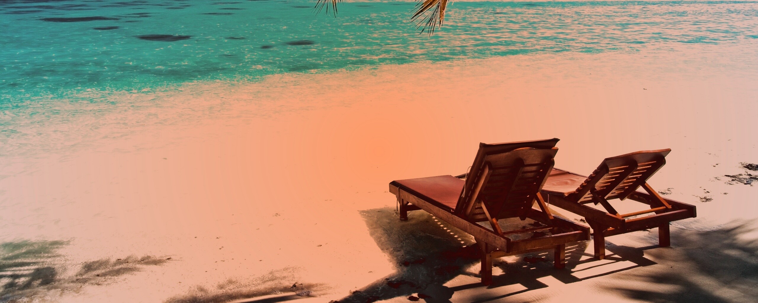 Шезлонги у самой воды обои