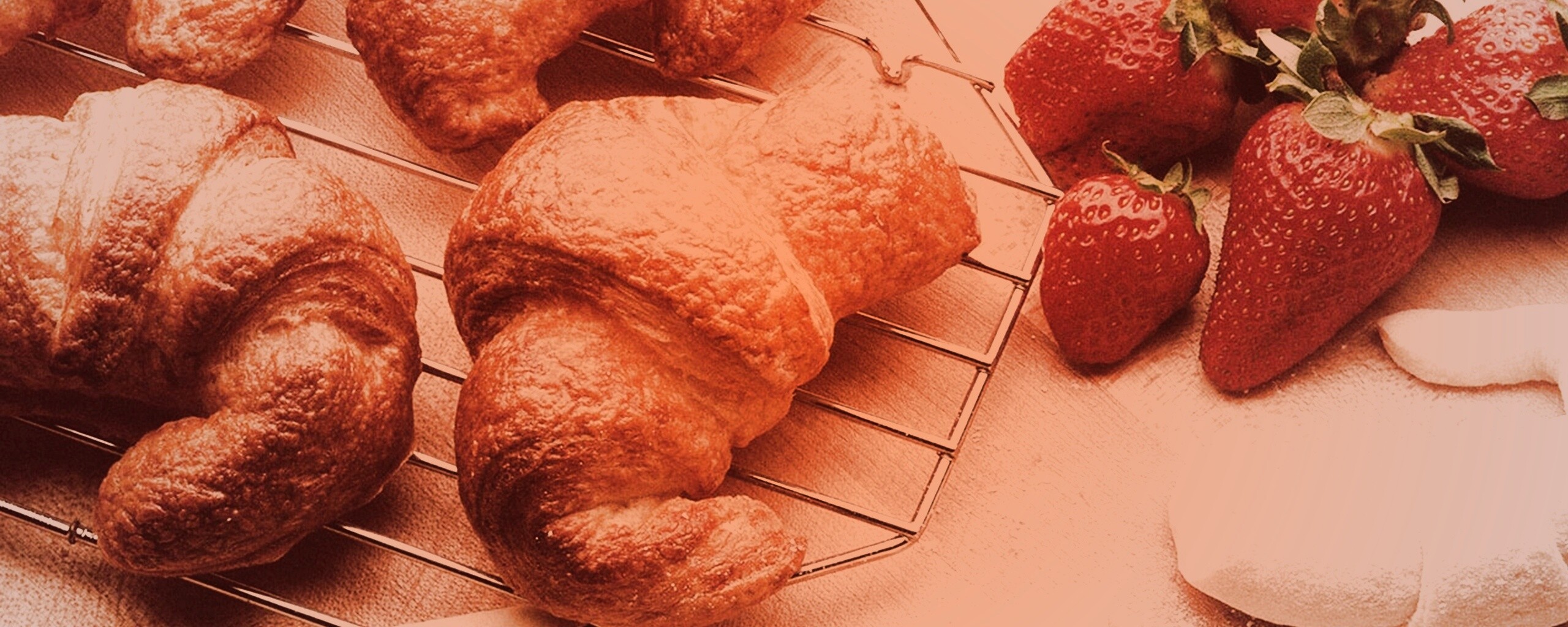 Круассаны с клубникой обои