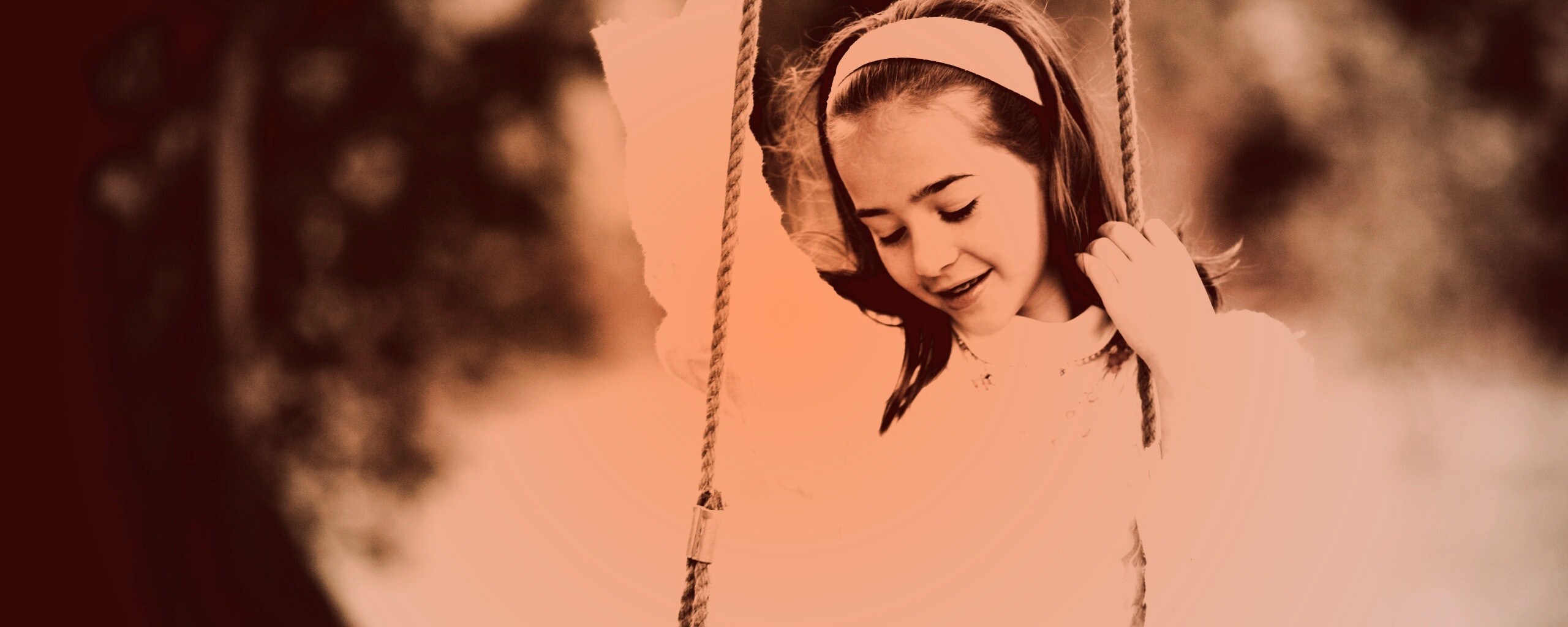 Девочка на качелях обои