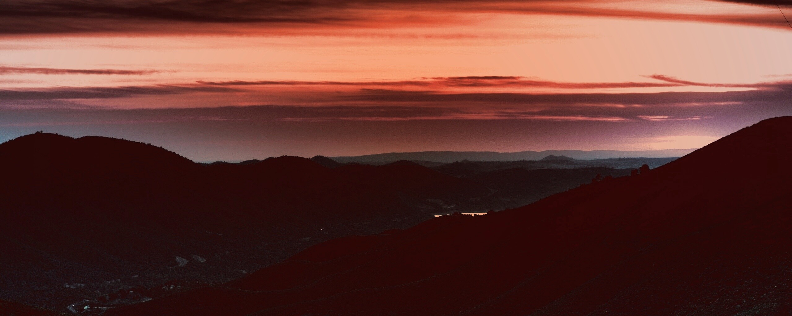 Дорога спускается с гор в долину обои