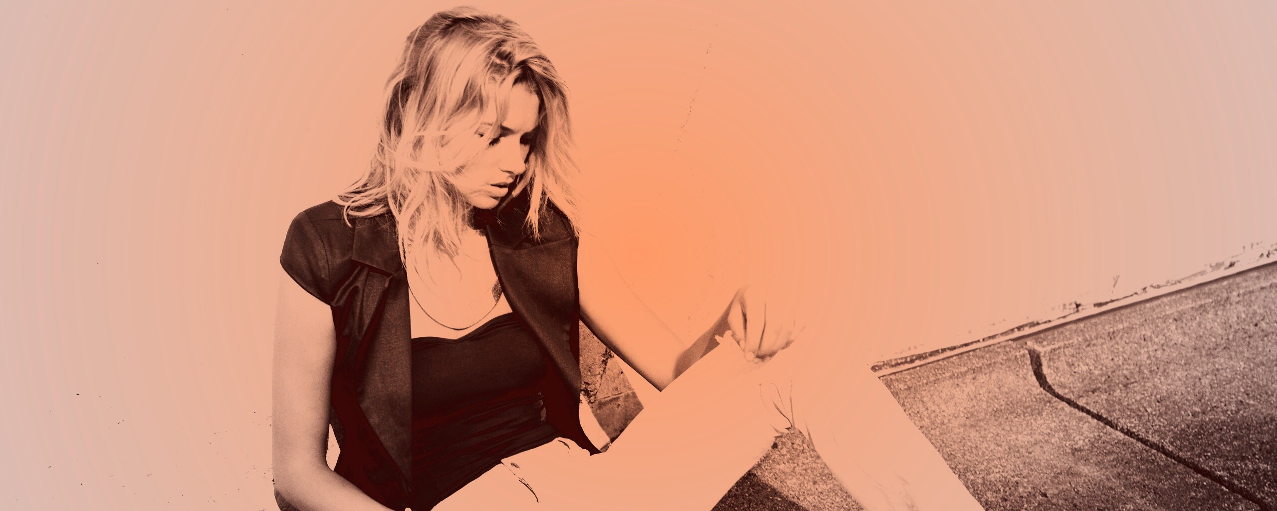 Девушка у стены обои