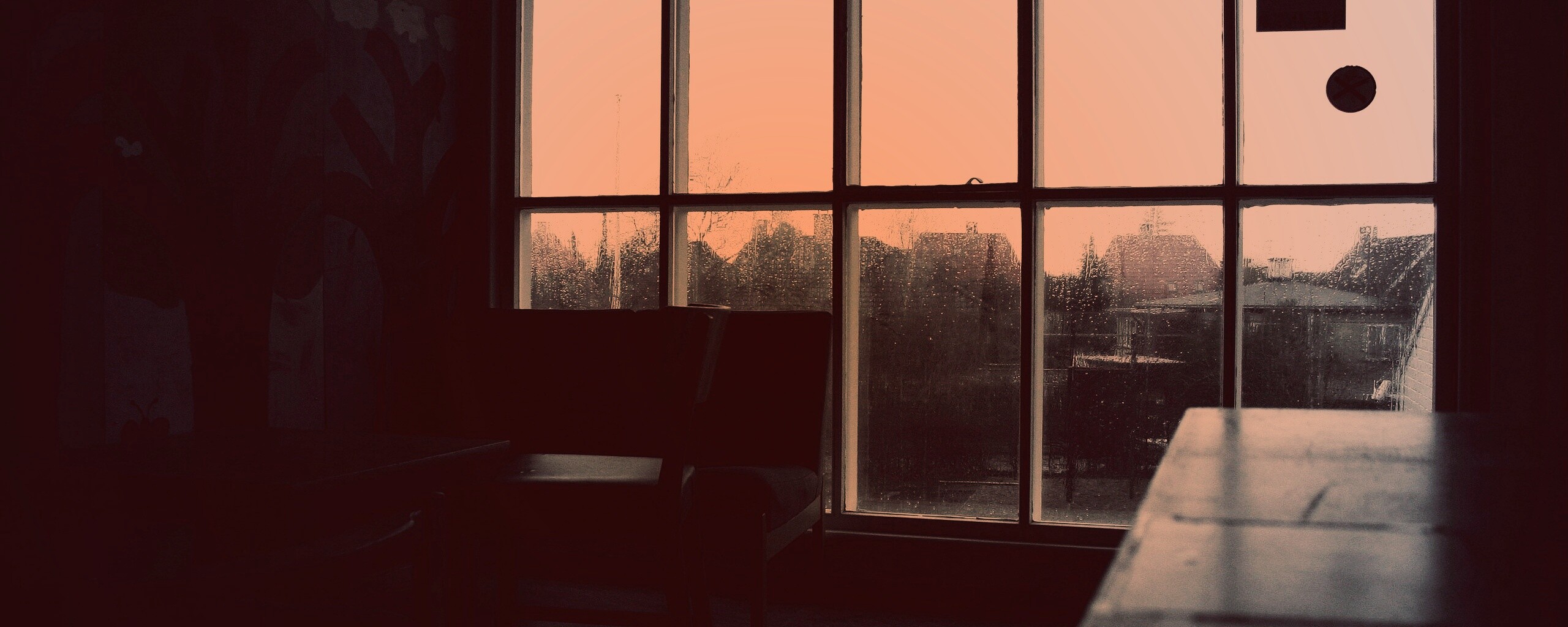 Тёмная комната и дождь за окном обои