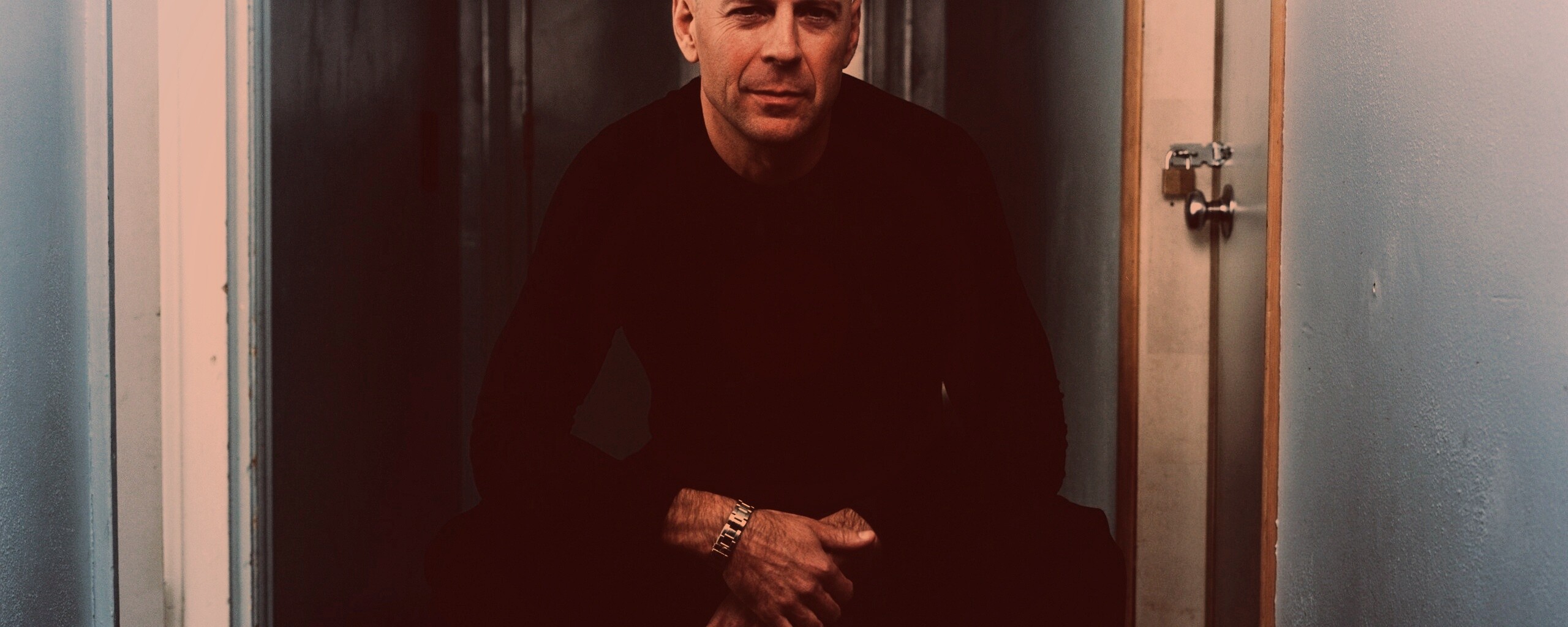 Брюс Уиллис на раскладном стуле обои