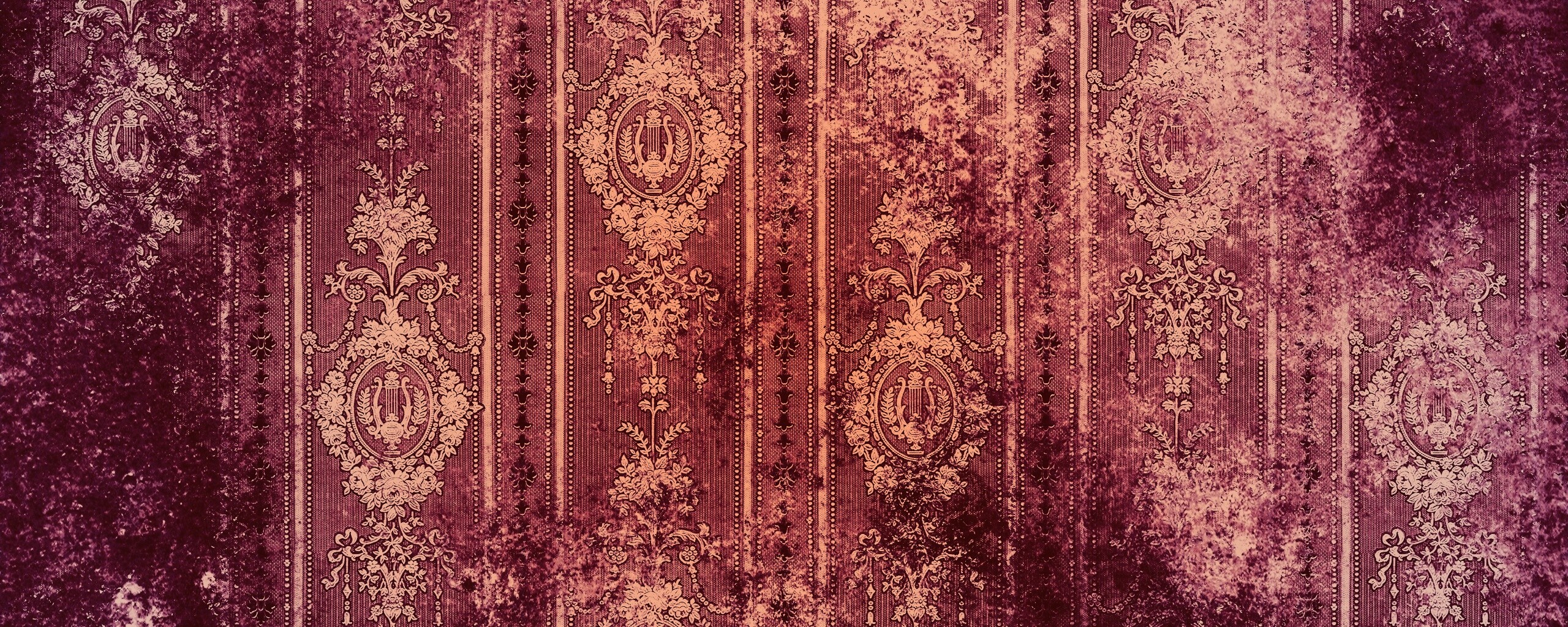Старинные фиолетовые обои с узорами обои