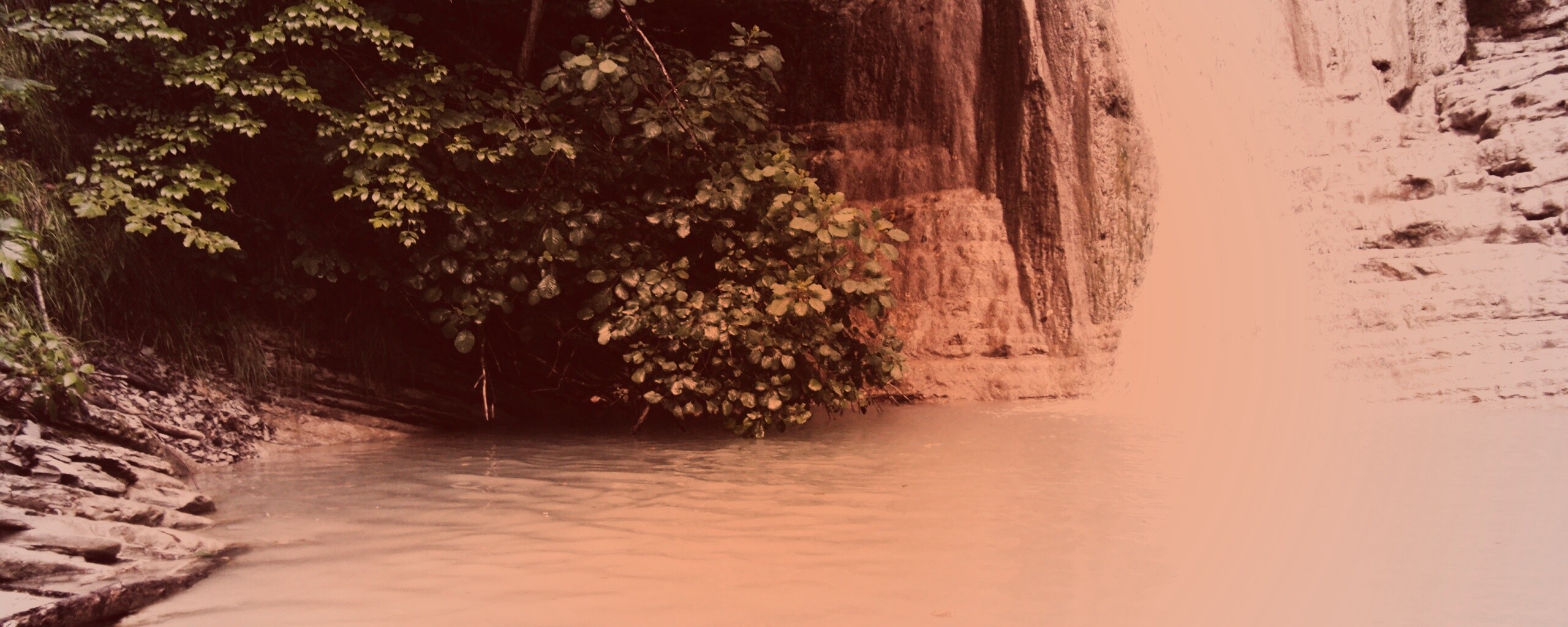 У водопада обои