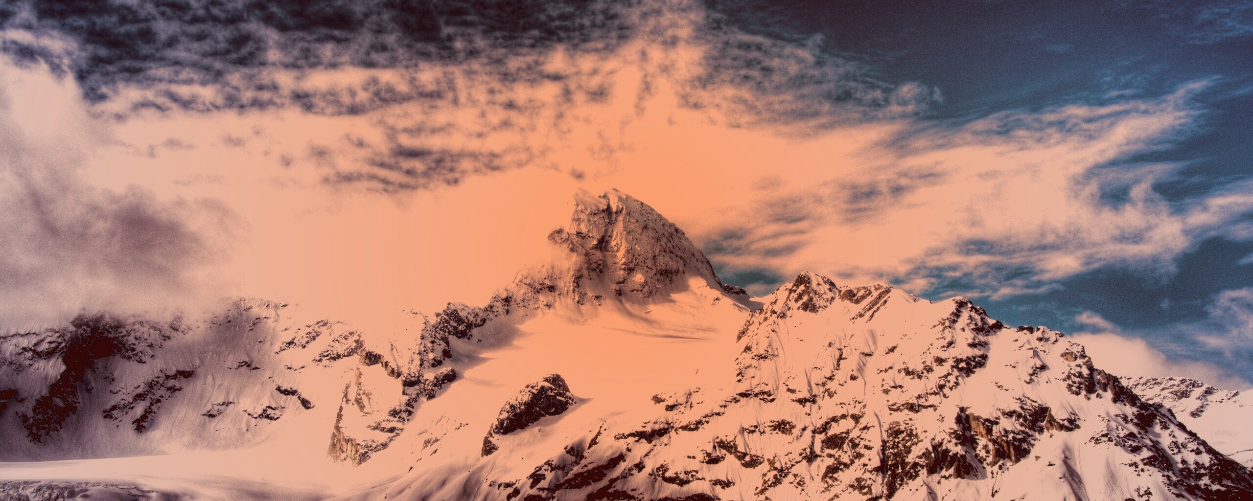 Снежные горные вершины на ветру обои