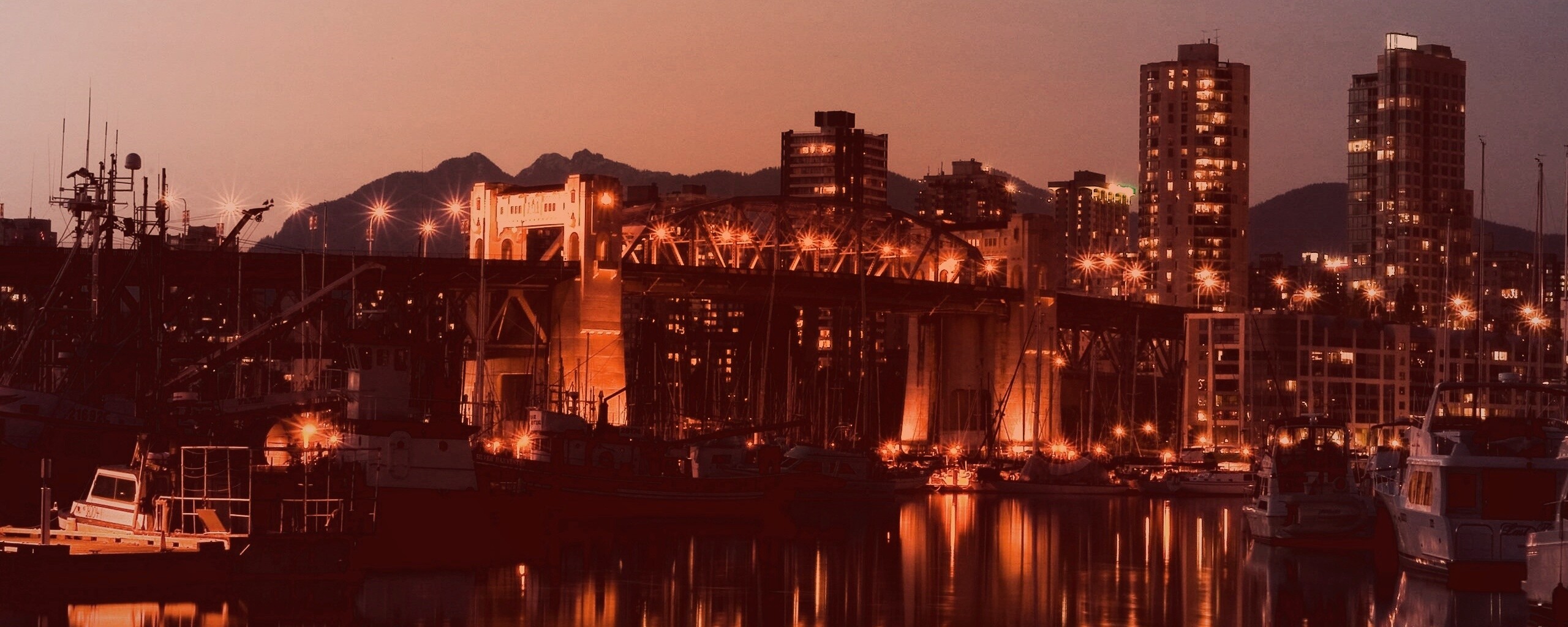 Мост и катера на закате обои