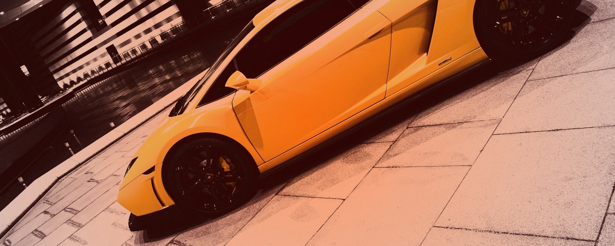 Желтая ламборджини в автосалоне обои