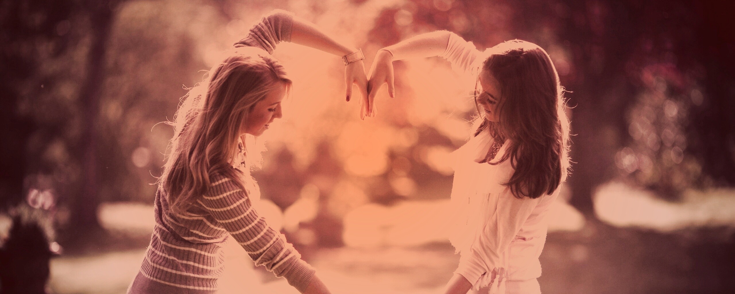 Две девушки и сердце из рук обои