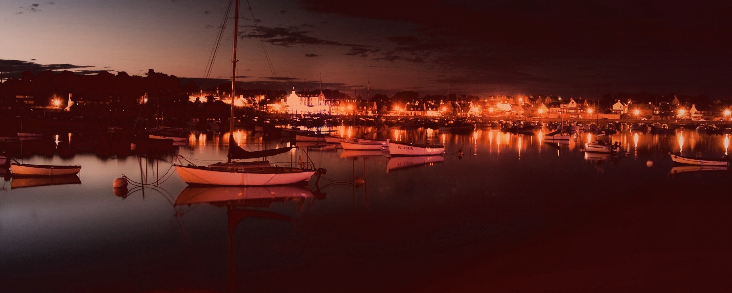 Лодки на вечерней воде обои
