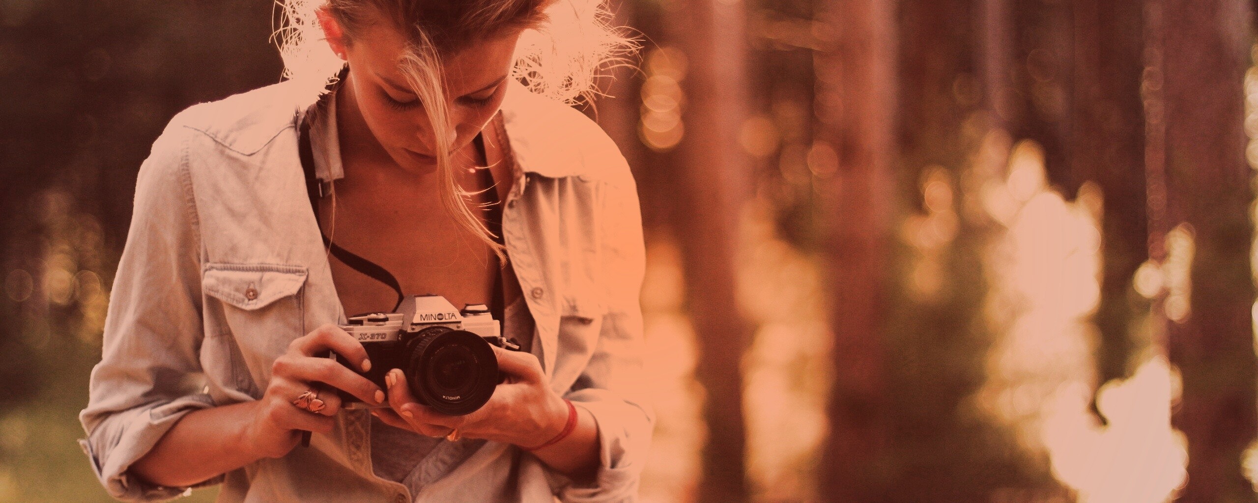 Девушка-фотограф обои