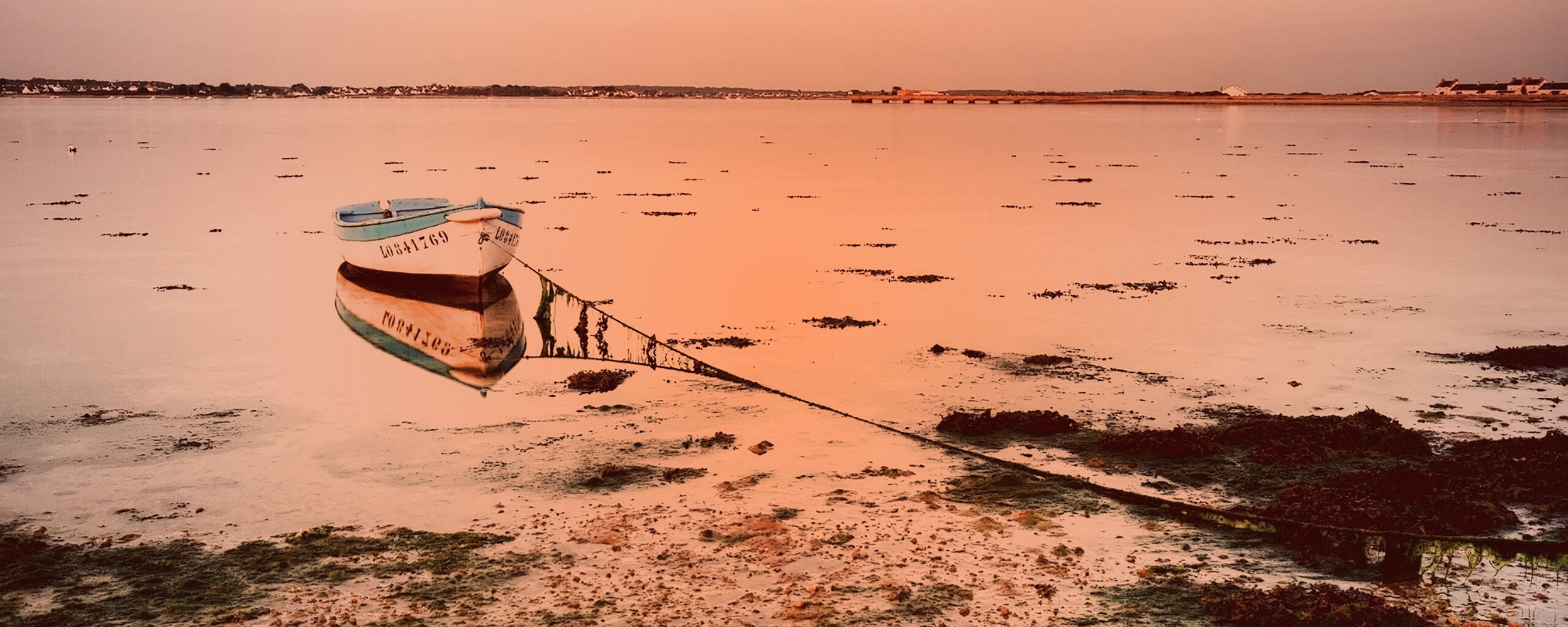 Лодка на илистом берегу обои