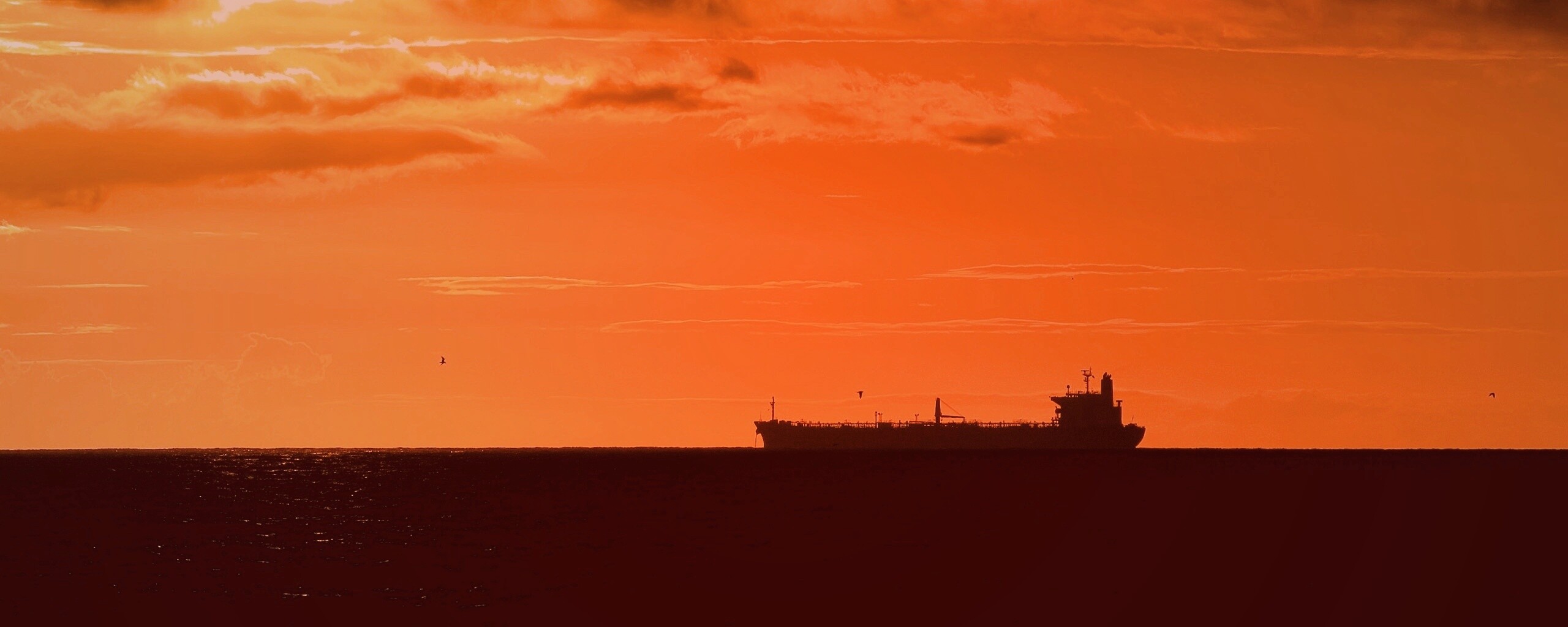 Баржа на закате обои