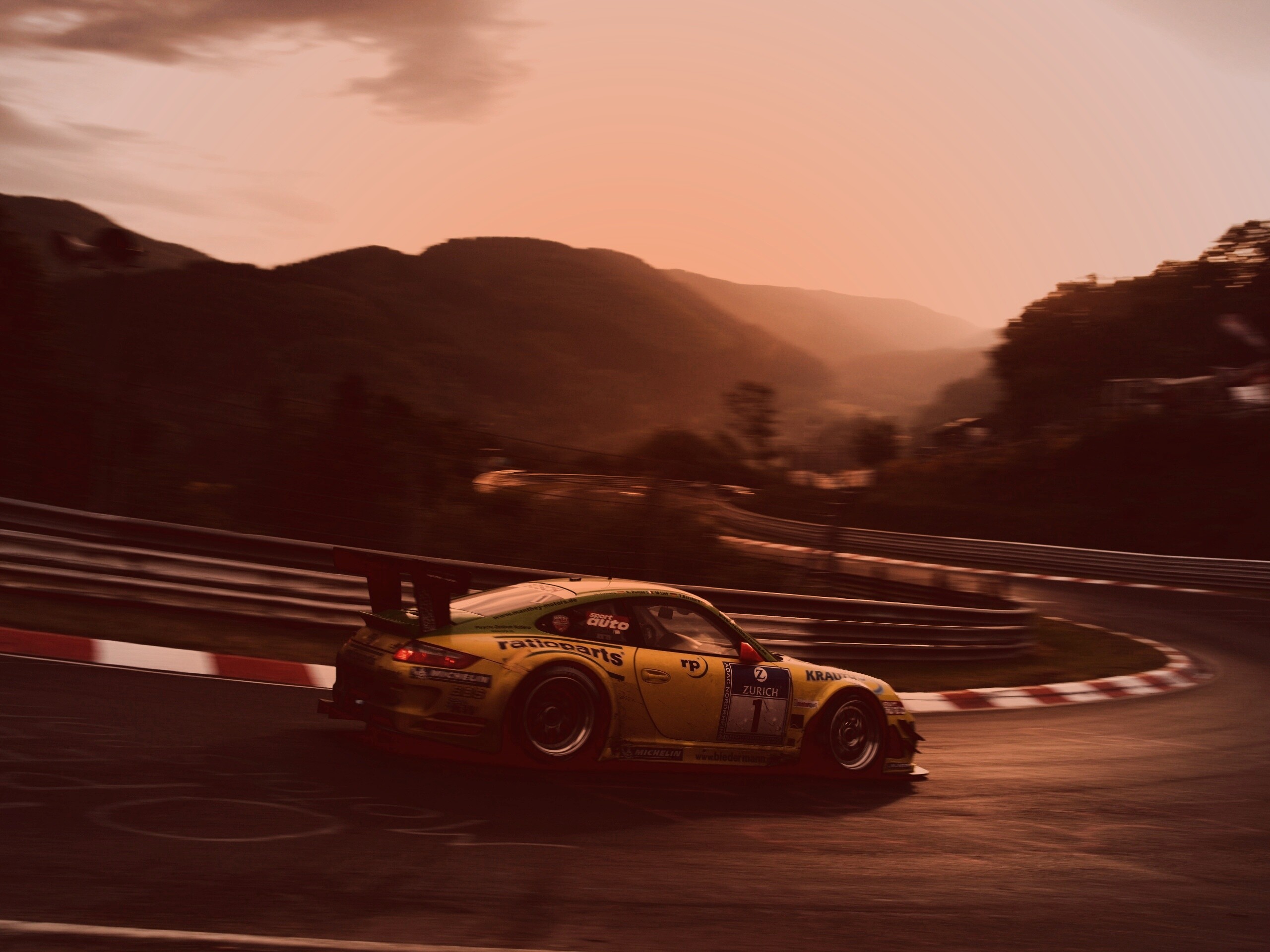 Гоночный Порше на треке обои