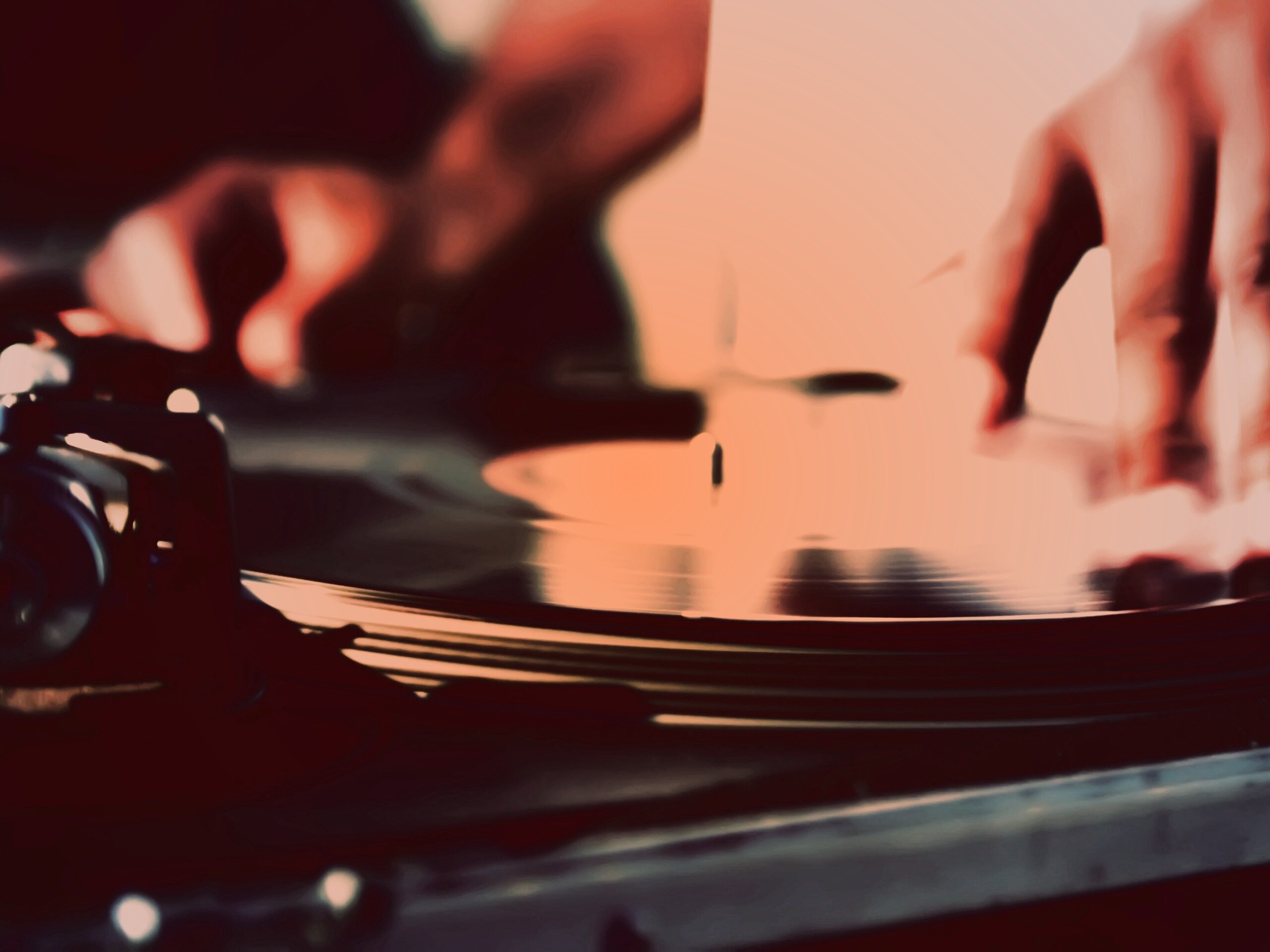 Винил на диджейском пульте обои