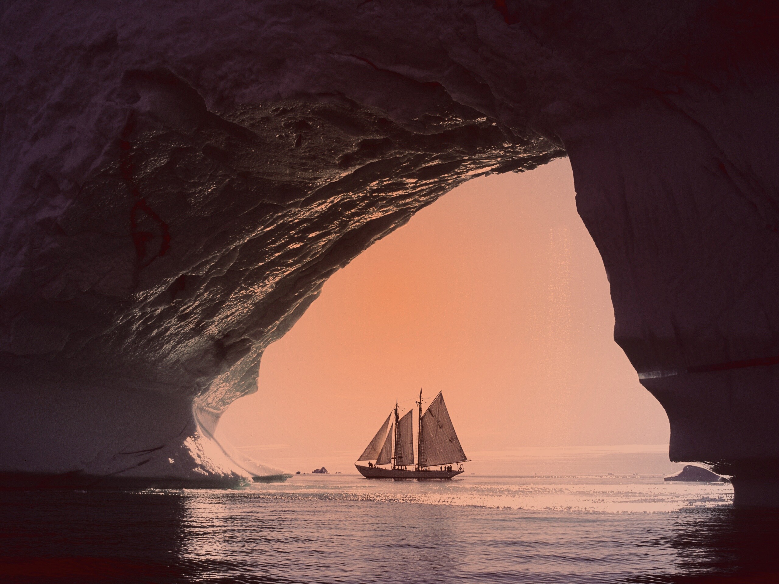 Парусник под ледяной аркой обои