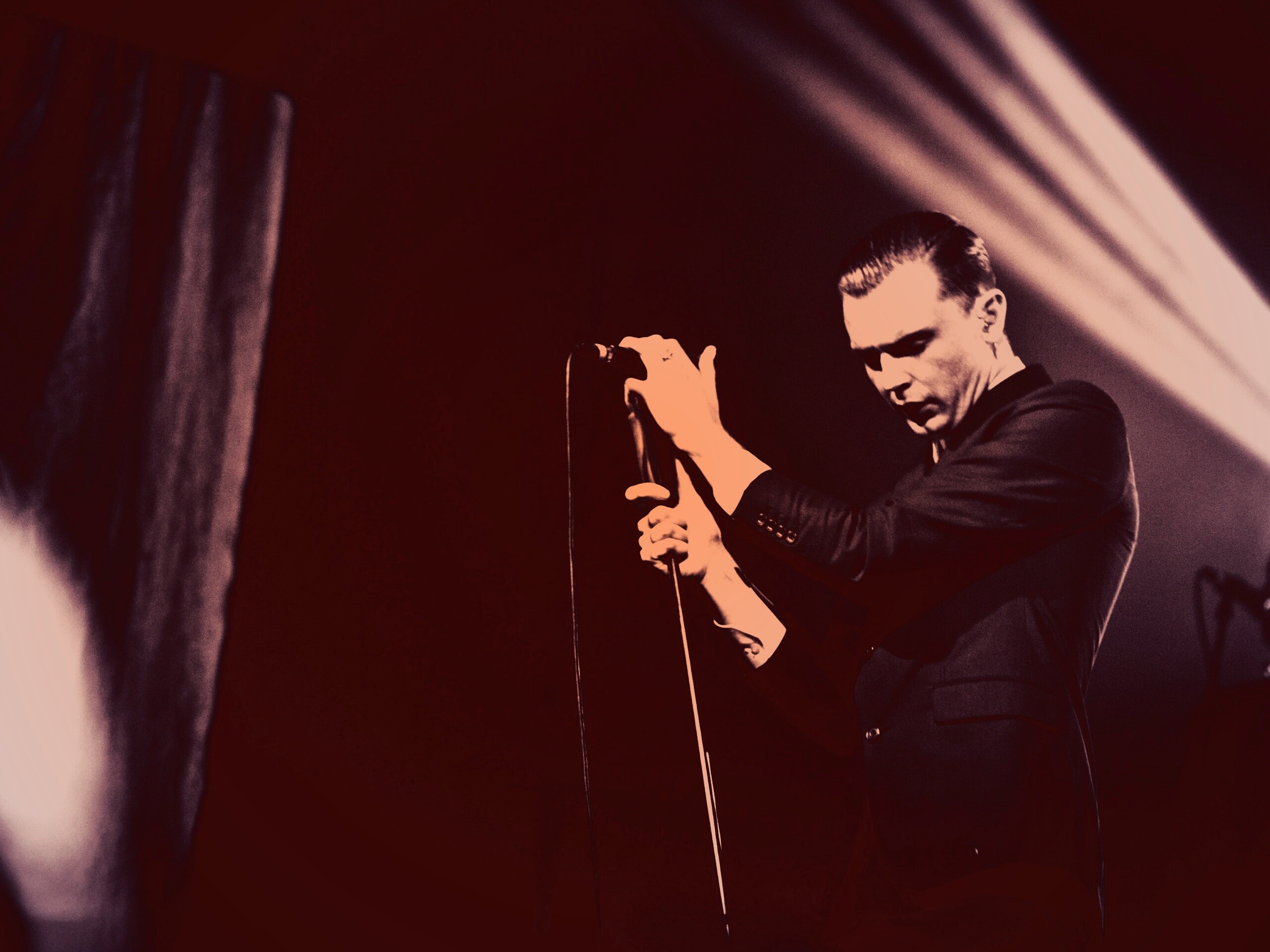 Тео Хатчкрафт на сцене обои