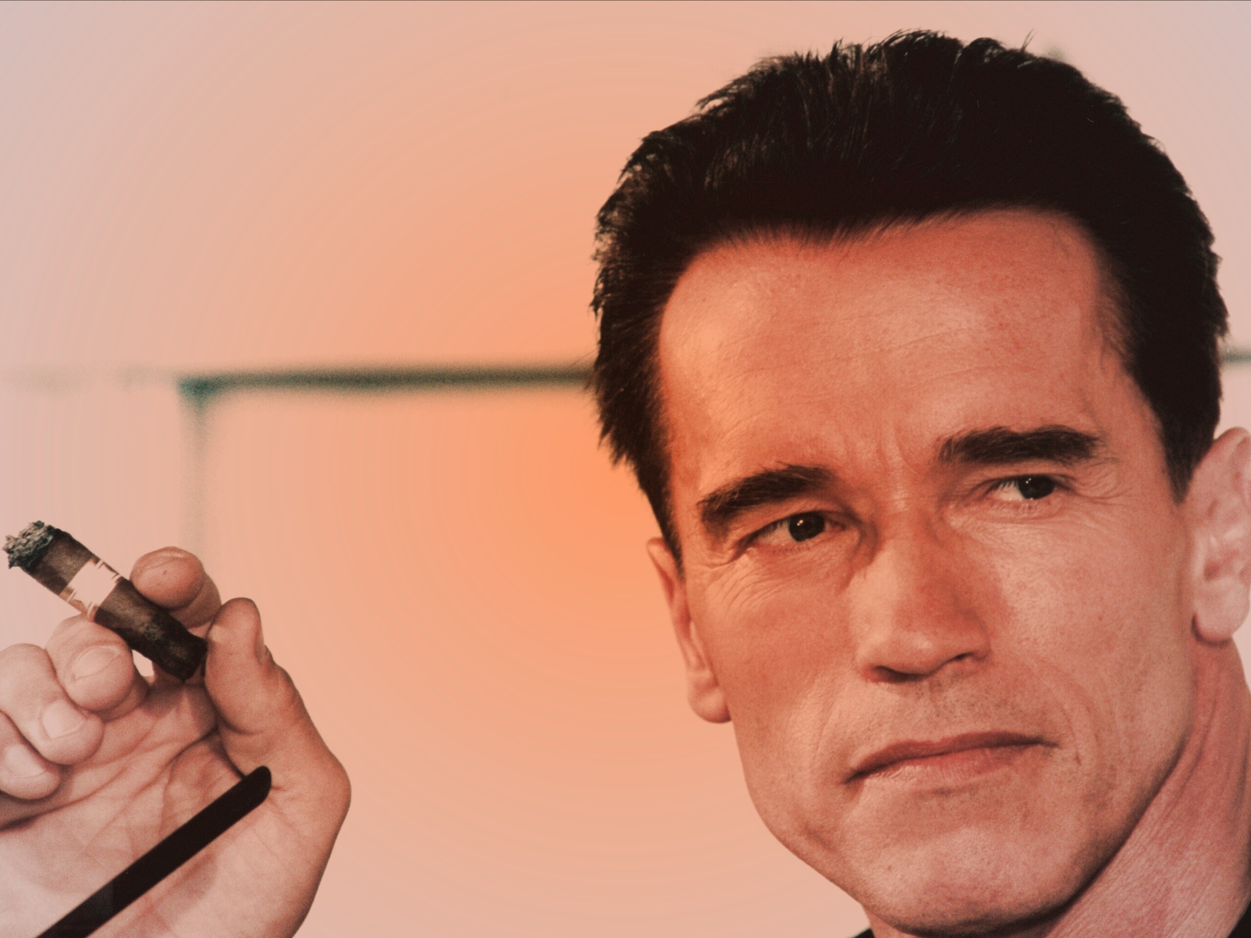 Арнольд Шварцнеггер с сигарой обои