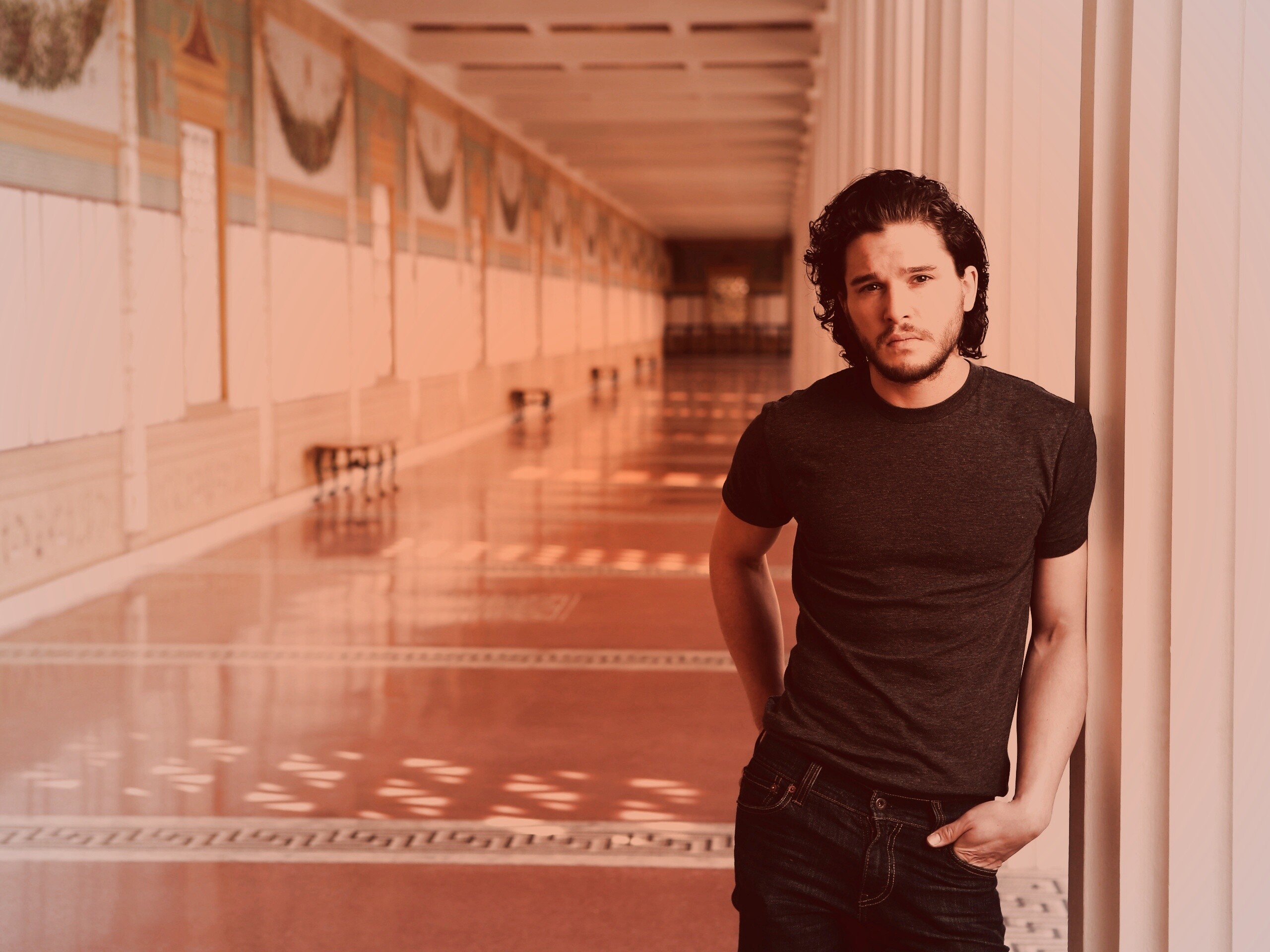 Кит Харингтон у колонны обои