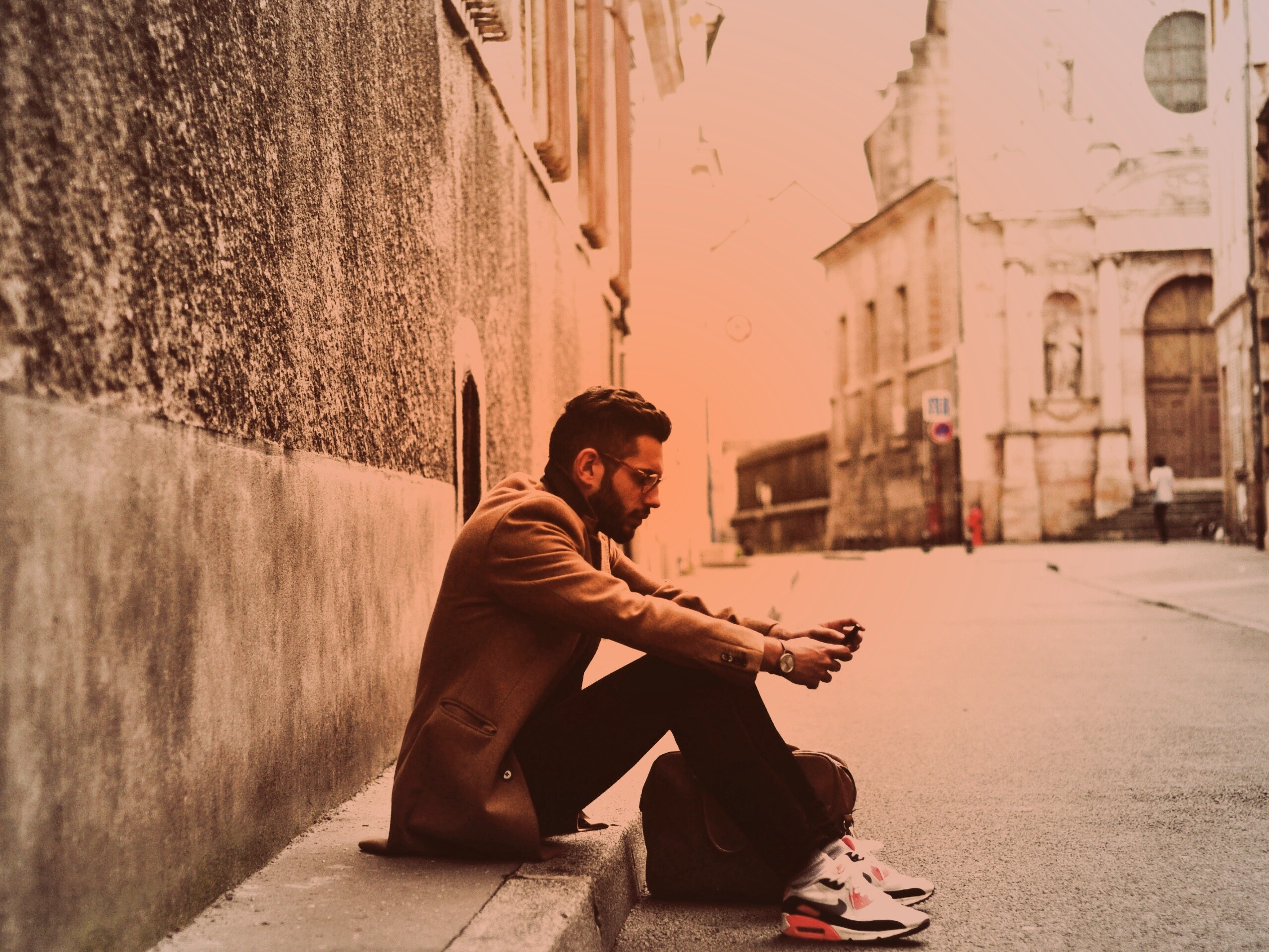 Хипстер с телефоном обои