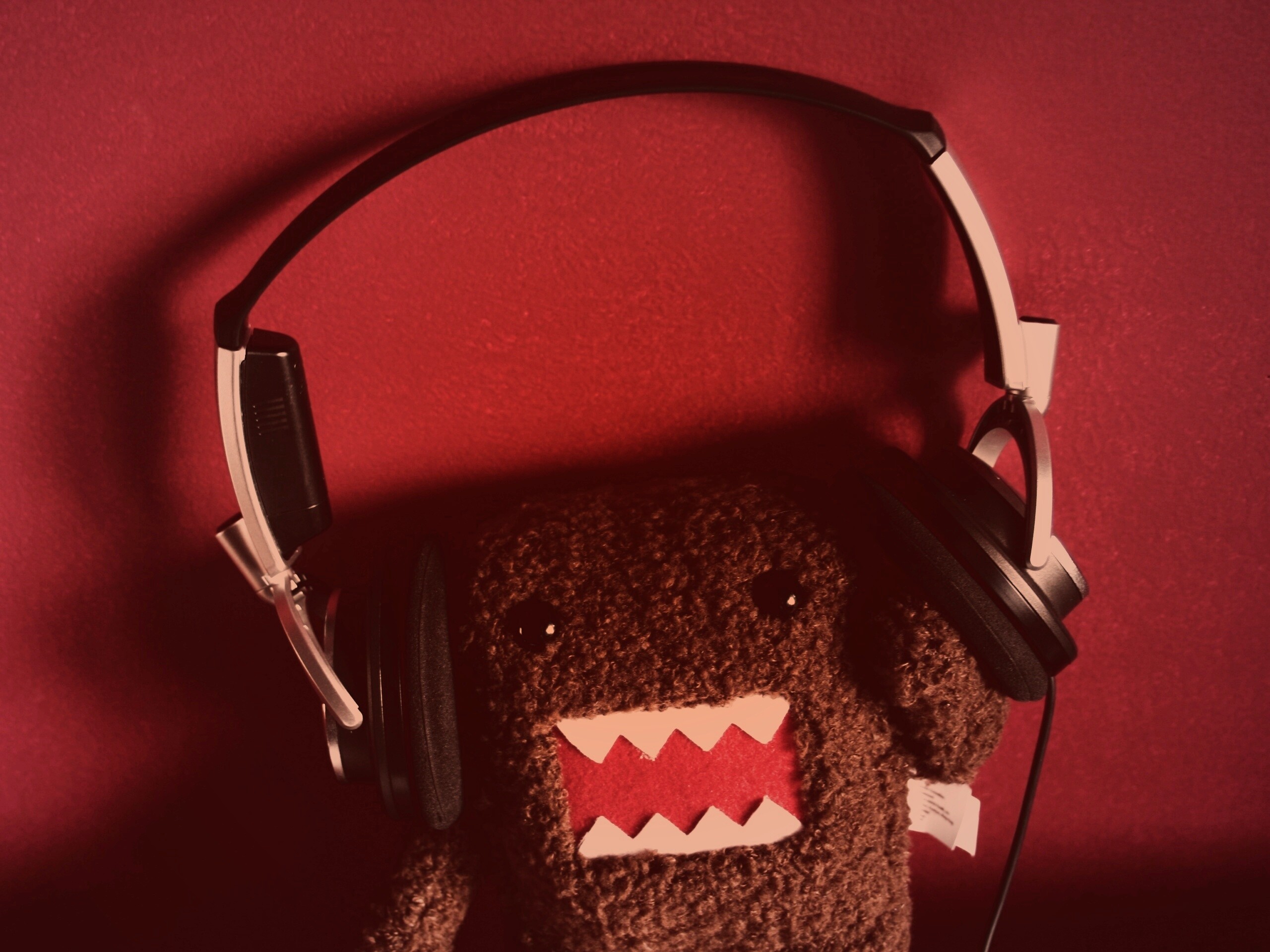 Демокун в наушниках обои