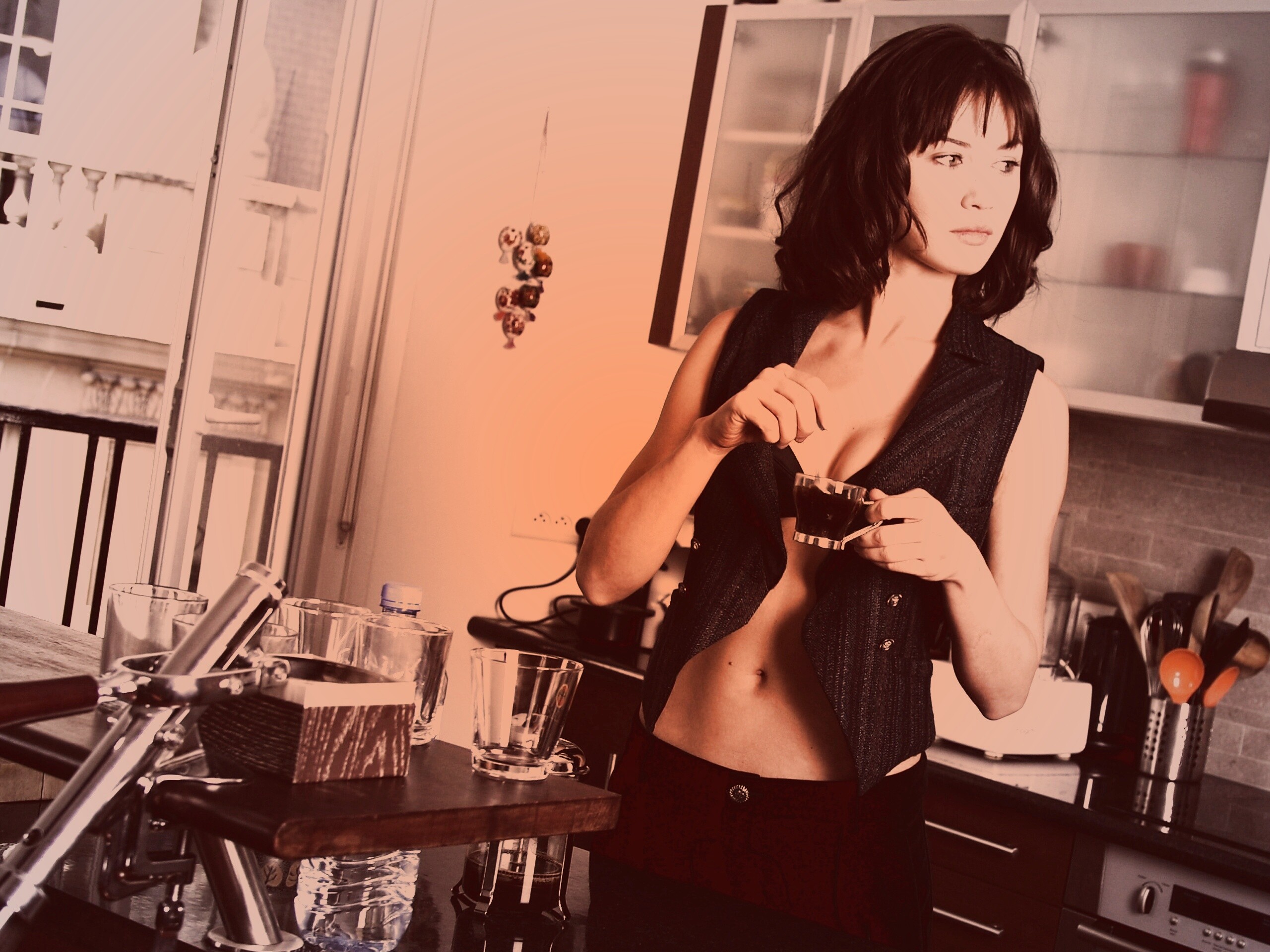 Ольга Куриленко пьет кофе обои