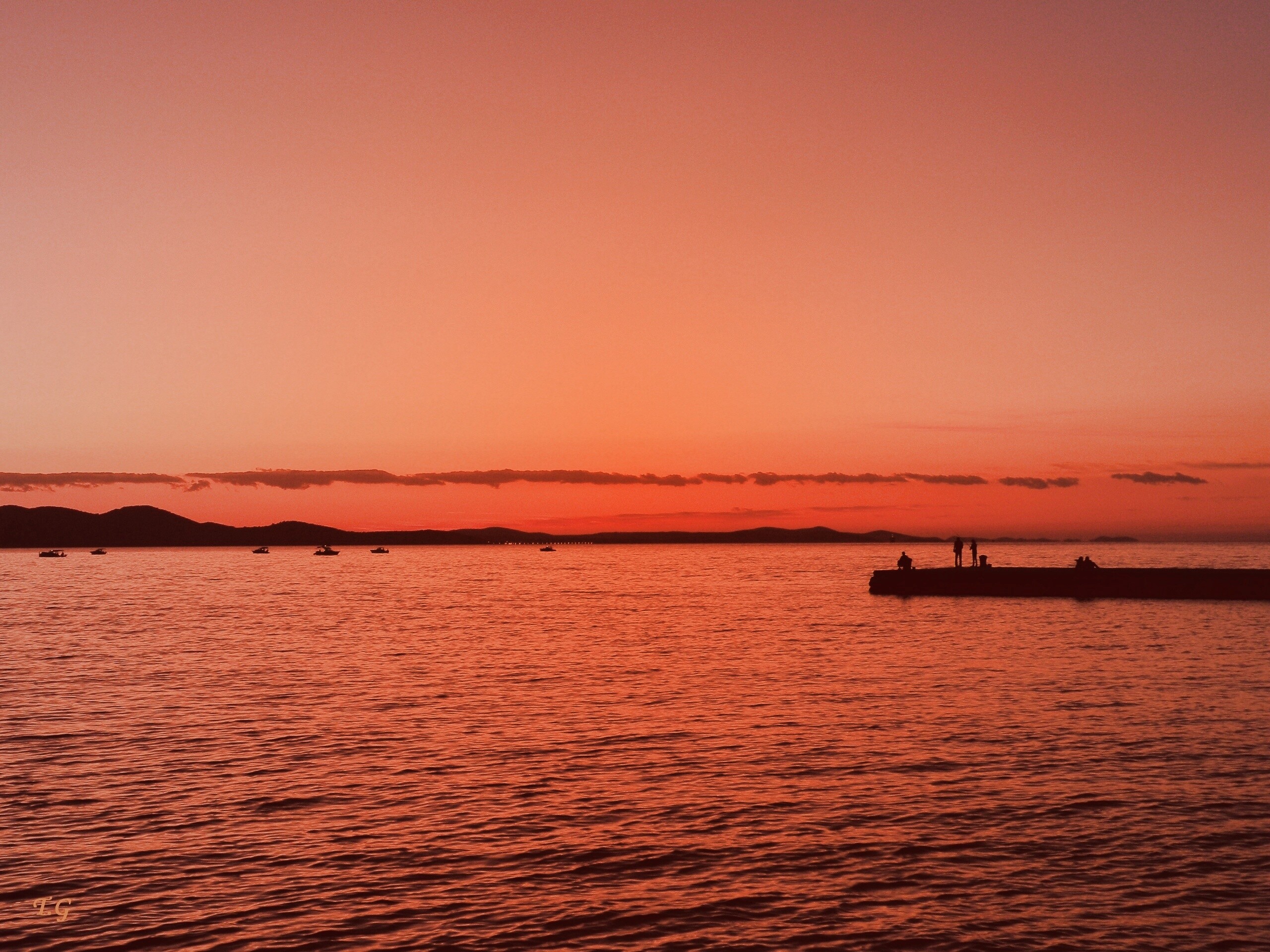 Одинокая пристань на озере обои