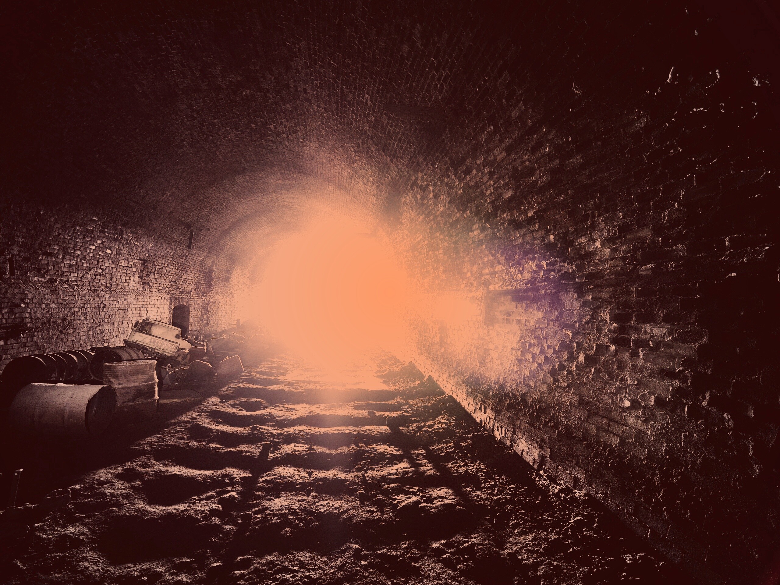 Захламленный тоннель обои