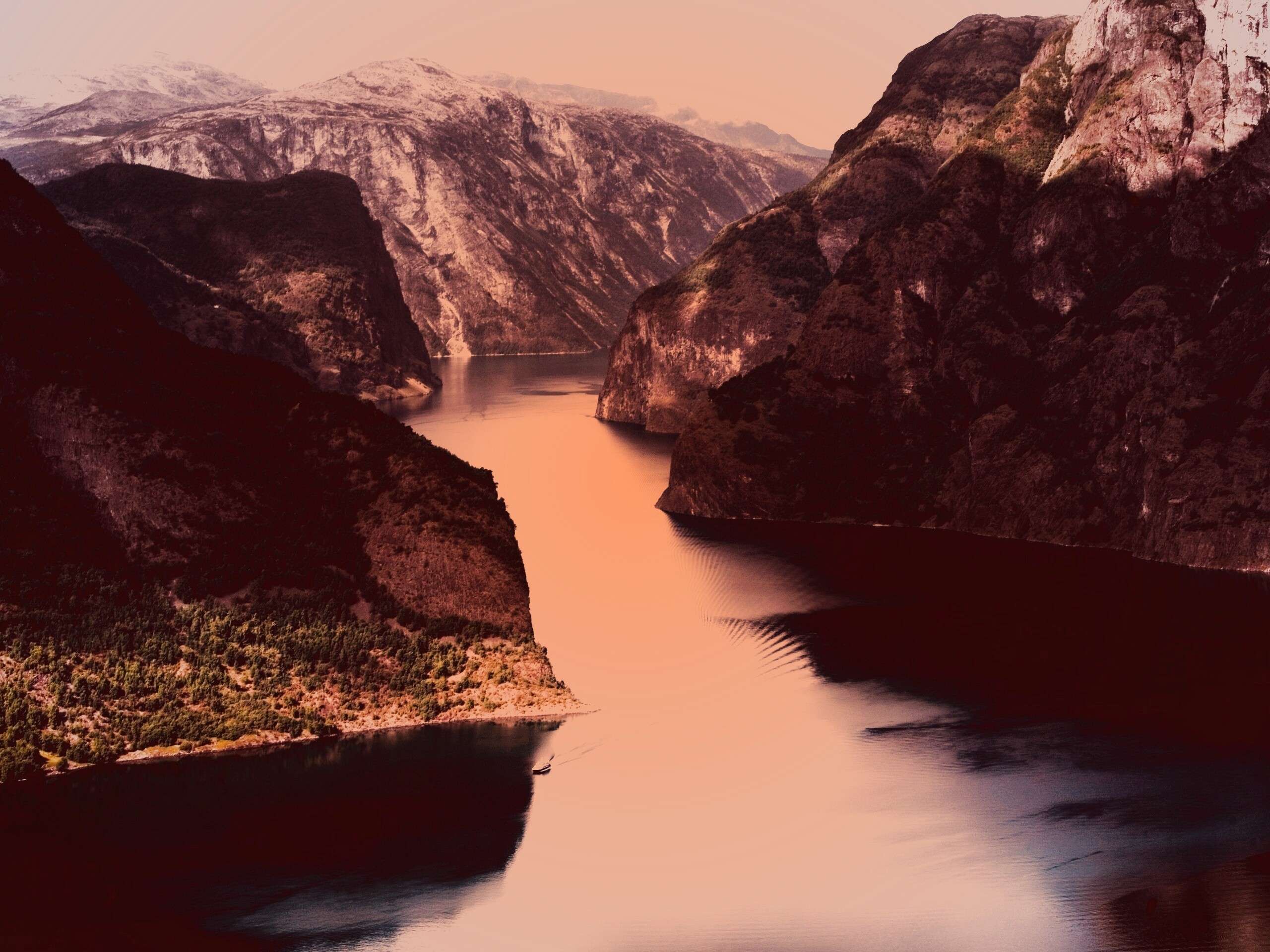 Лодка на реке среди высоких гор обои