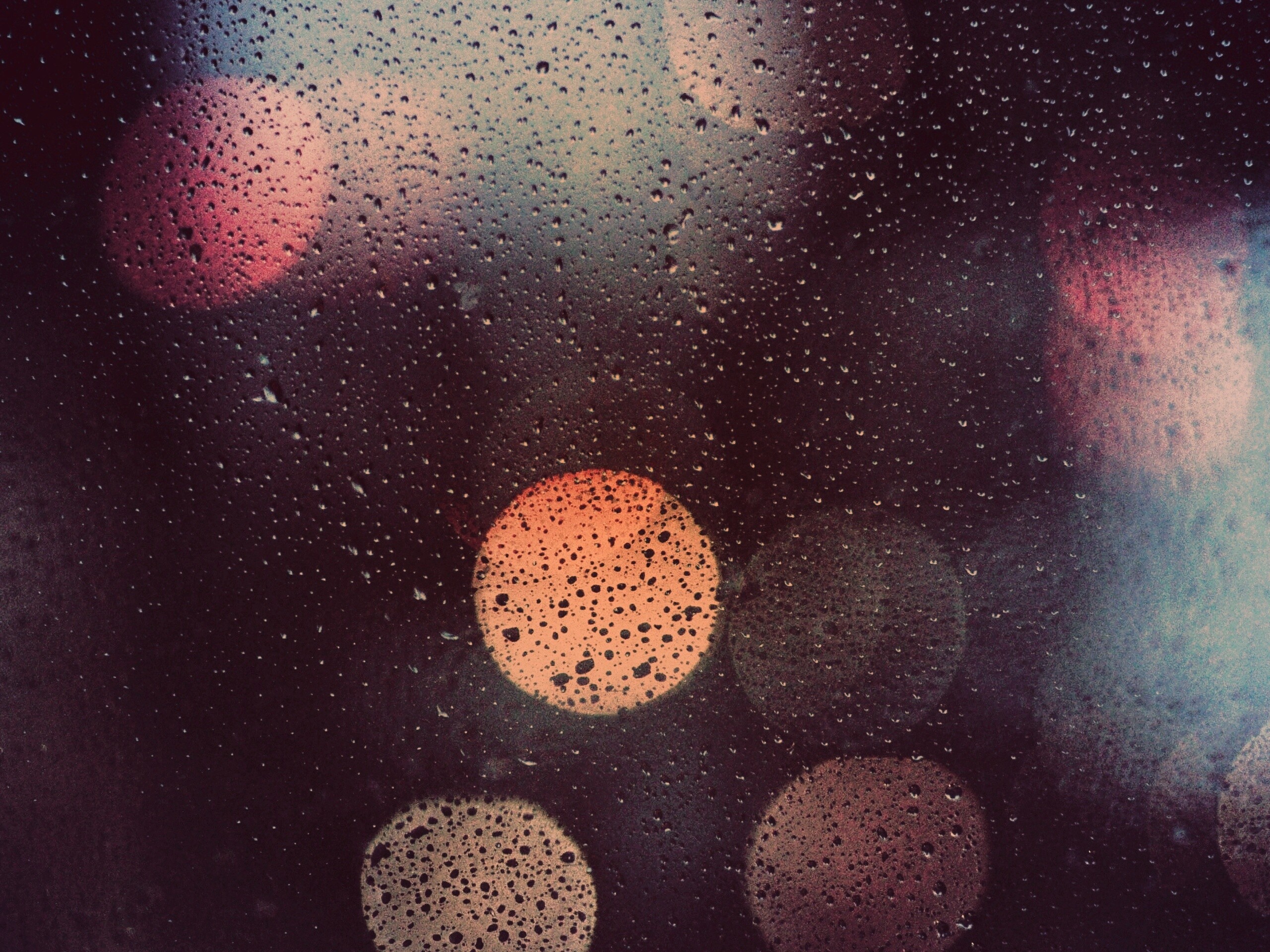 Блики за мокрым стеклом обои