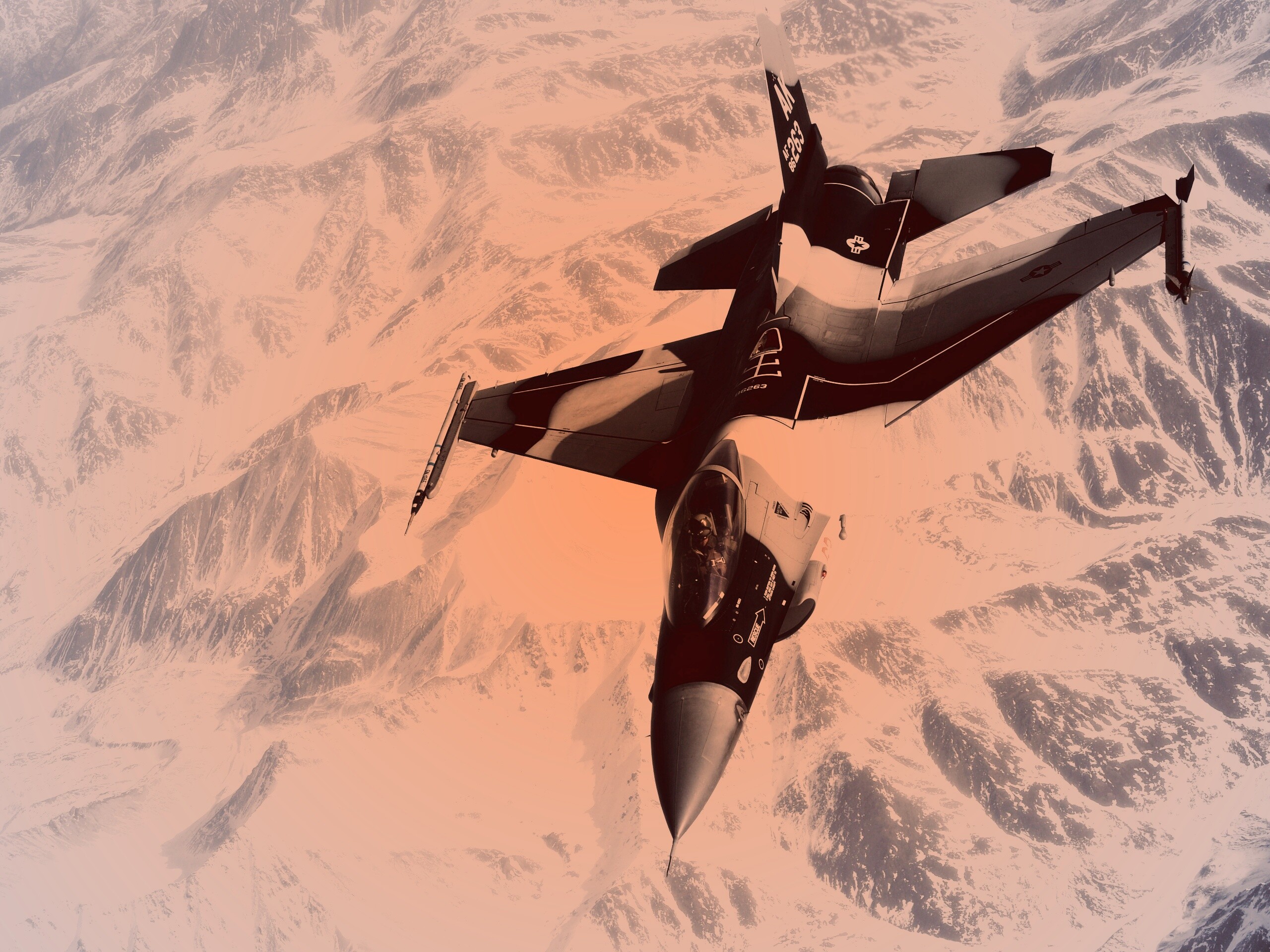 Истребитель над снежными пиками гор обои