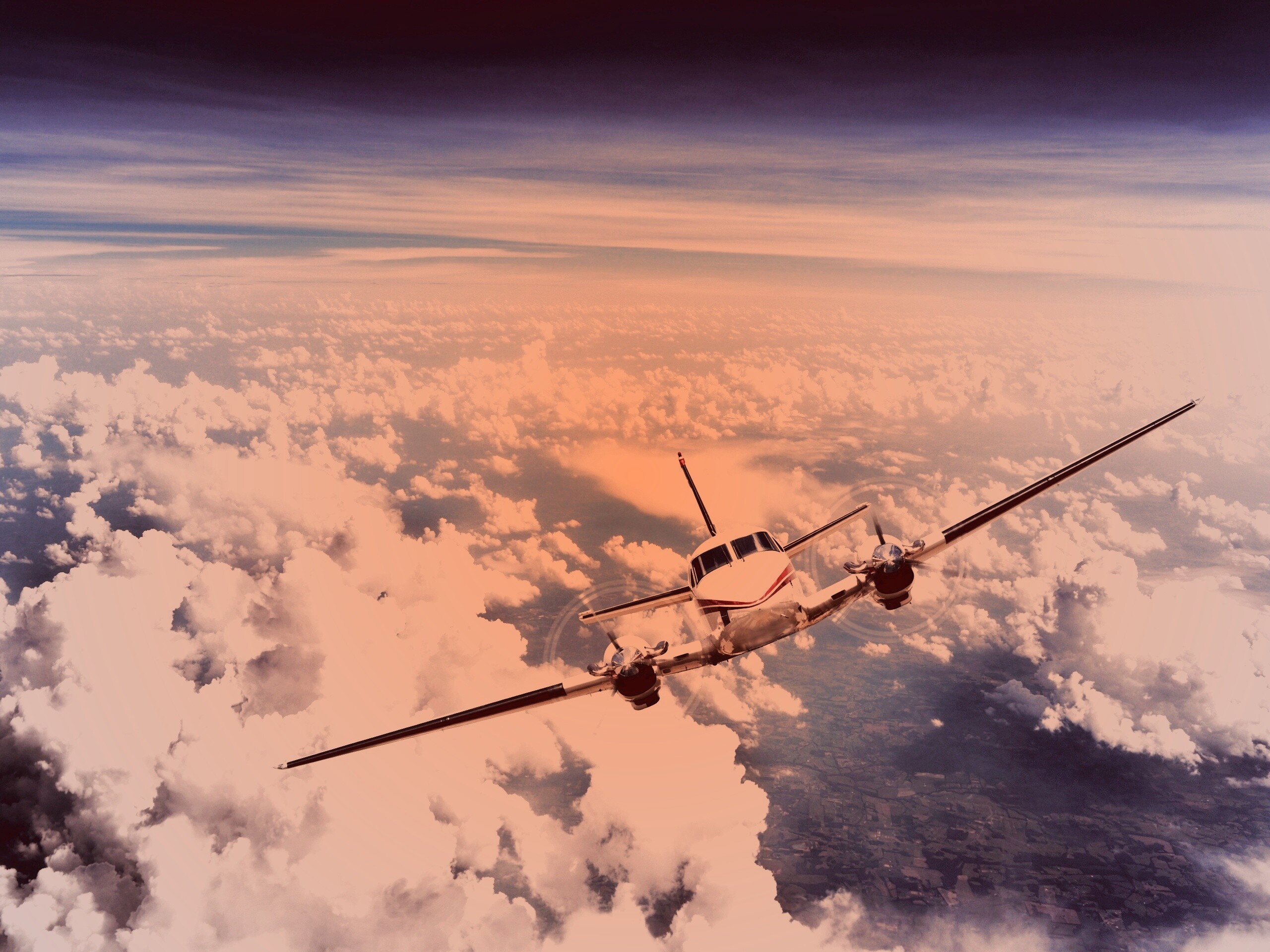 Самолет над облаками обои