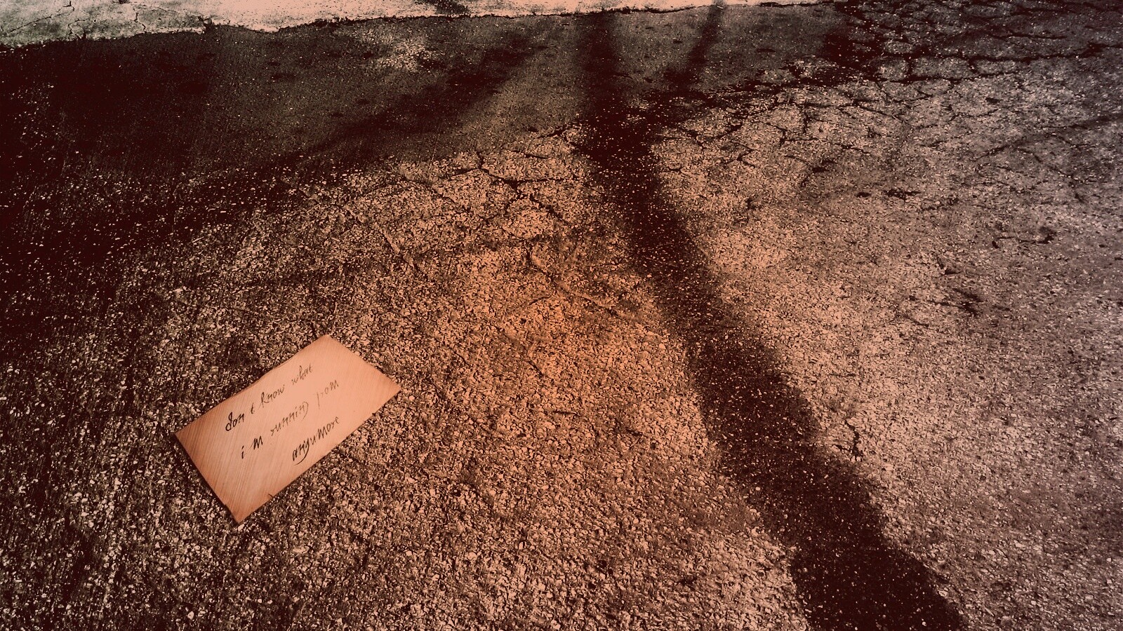 Записка на асфальте обои