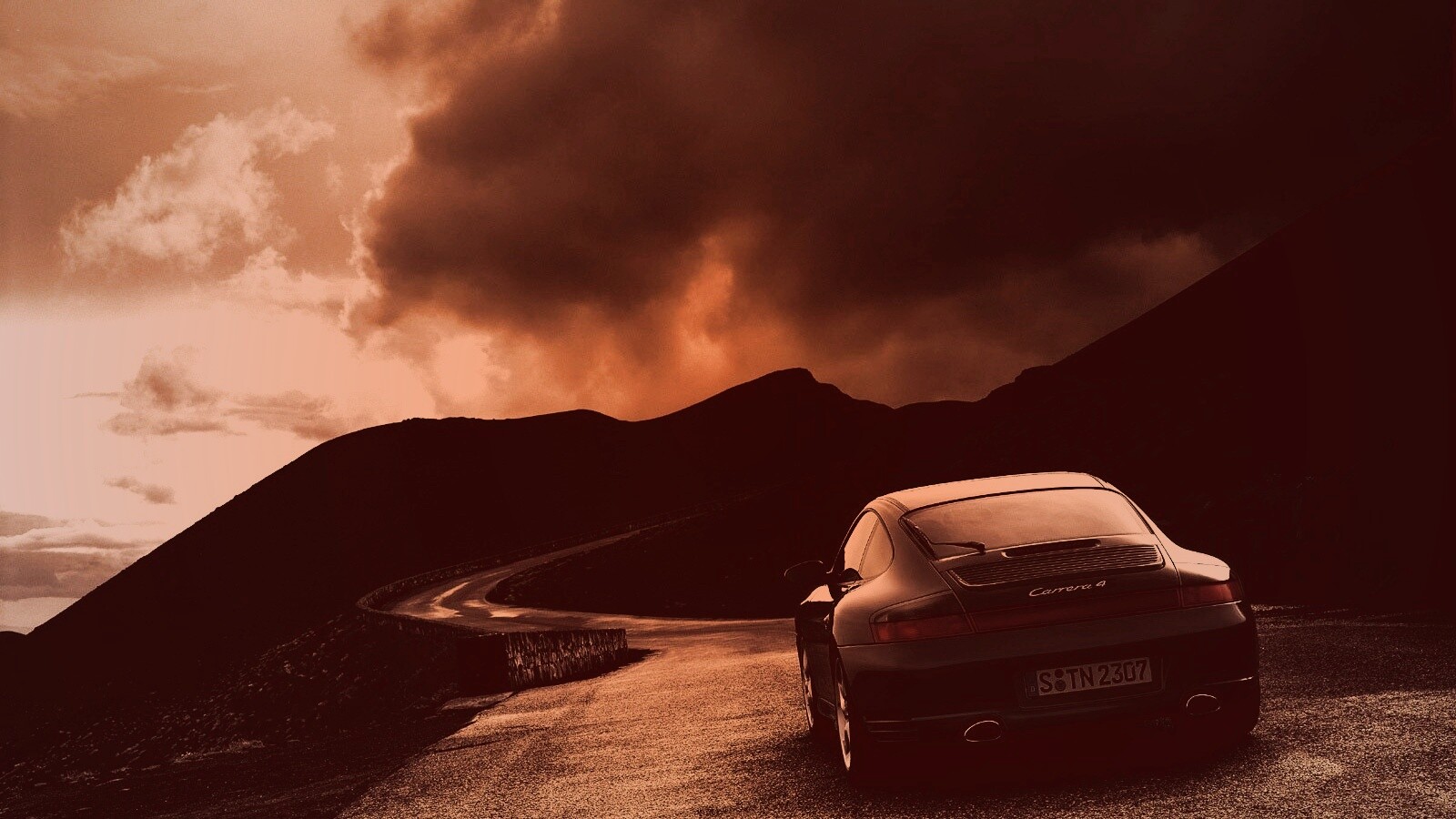 Черный Порше на горной дороге обои