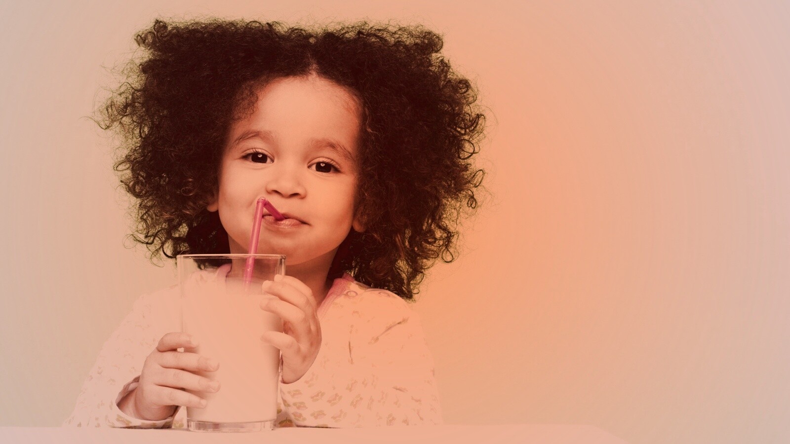 Девочка пьет молоко обои