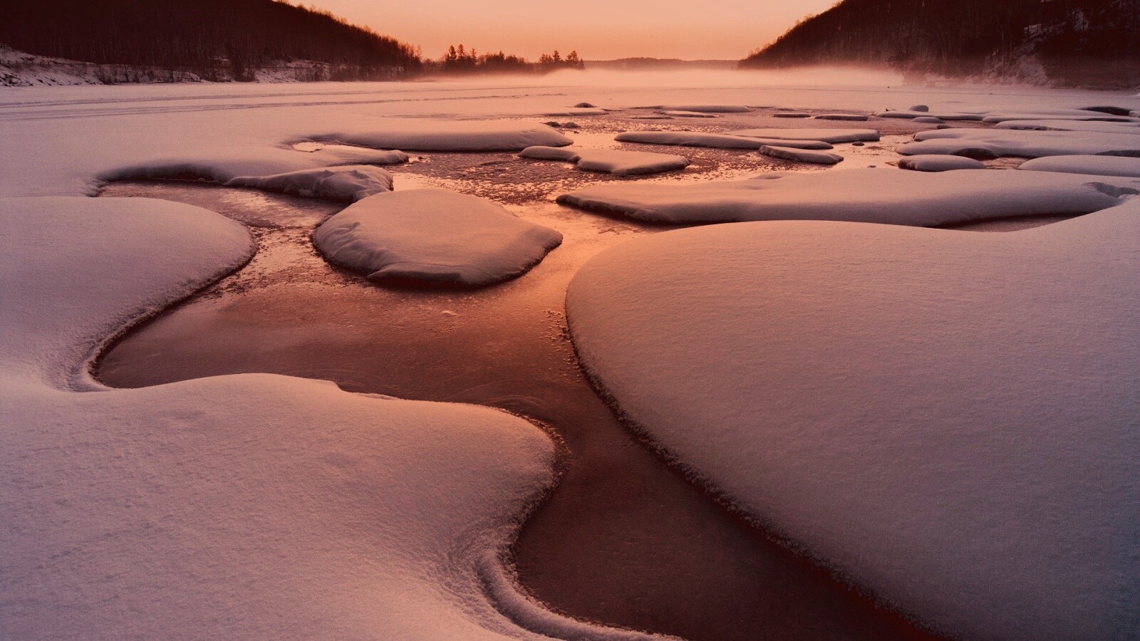 Полынья на замерзшем озере обои