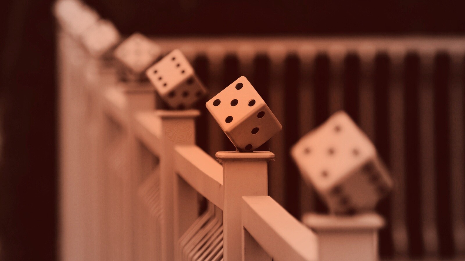 Игральные кости украшающие перила обои