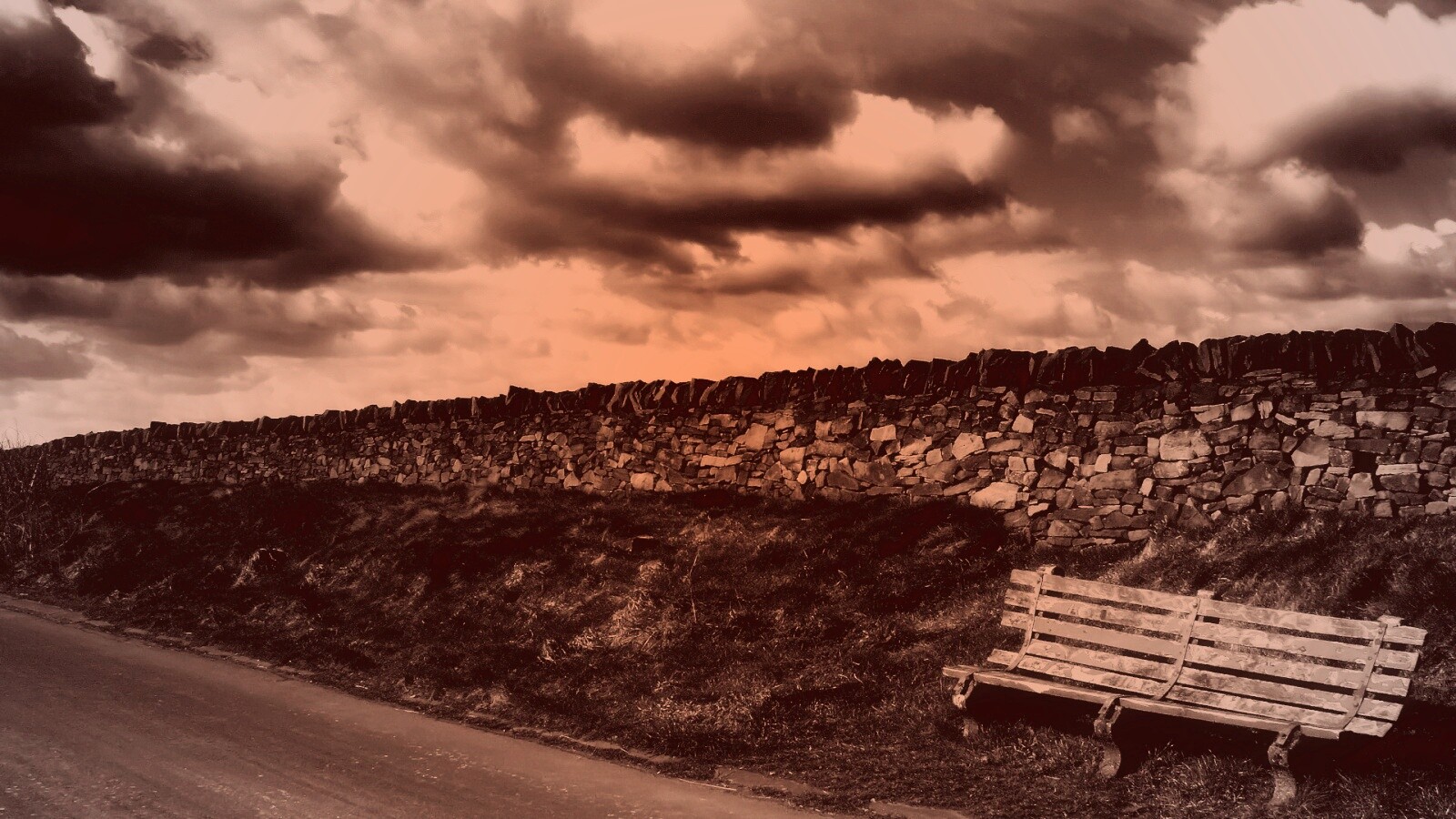 Скамейка у дороги обои