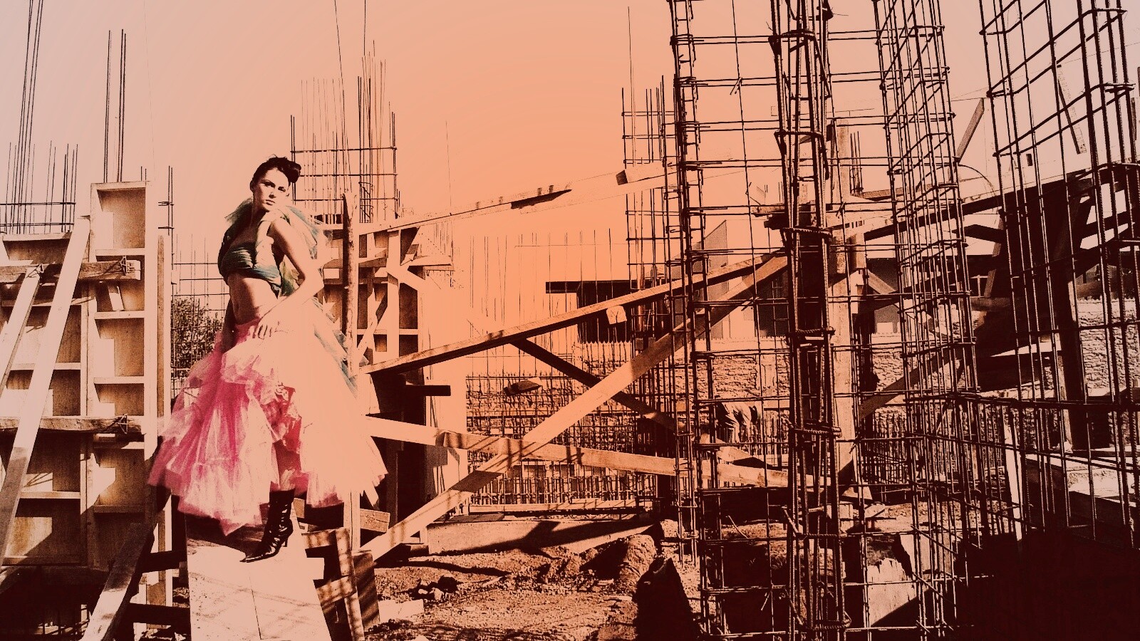 Девушка на стройке обои