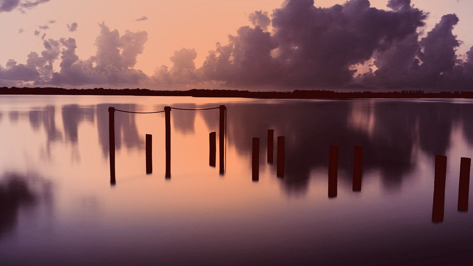Столбики из воды обои