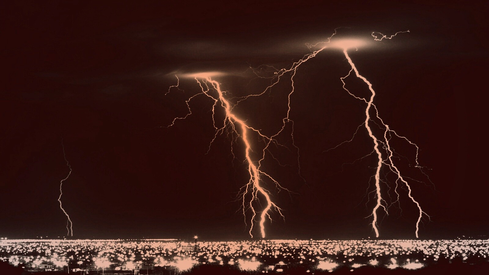 Гроза над городом обои