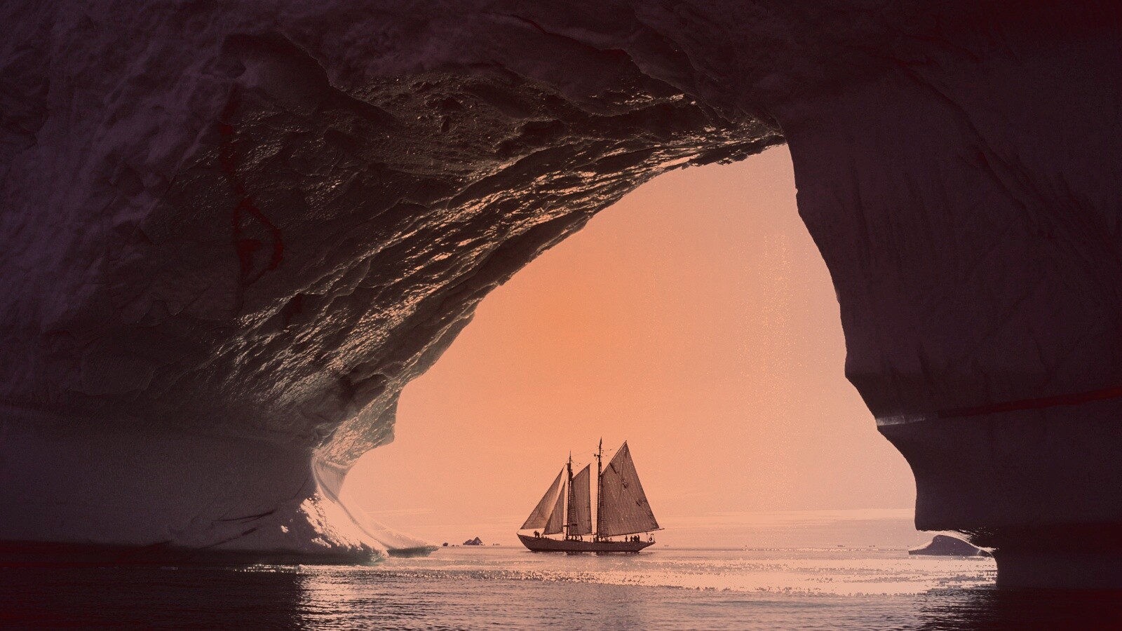 Парусник под ледяной аркой обои
