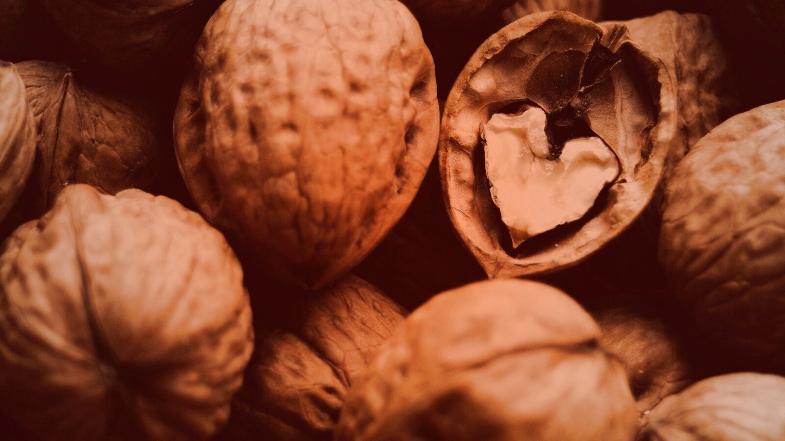 Расколотый орех обои