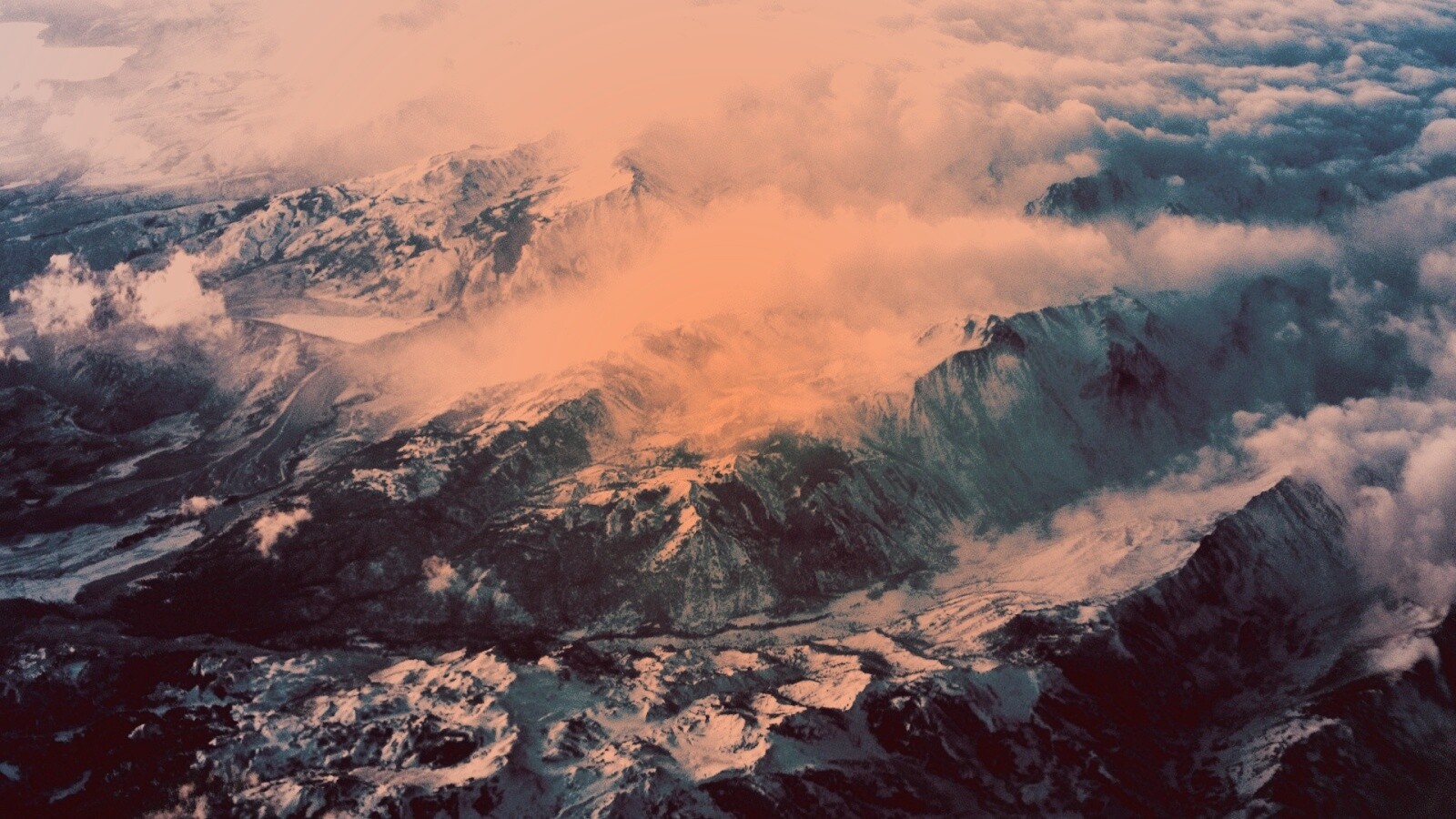 Облака в горах обои